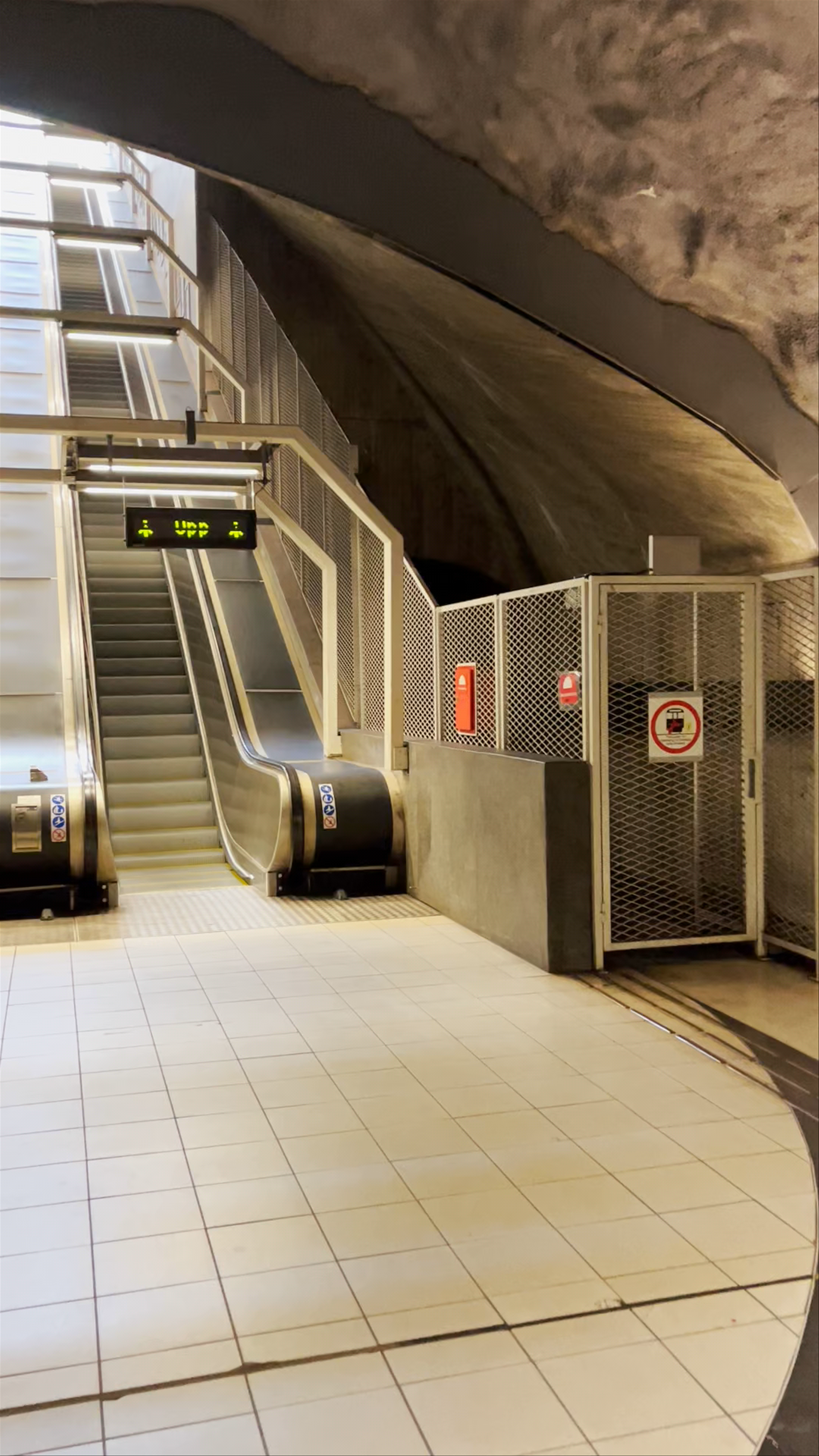 Kungsträdgården Metro Station: Stockholm's Underground Art Experience