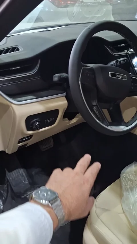 جيب جراند شيروكي Laredo 2025