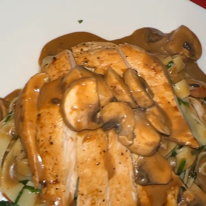 Peter's Restaurante - Sautéed Chicken Porcini. Smelled AMAZING & taste even better!  10/10  SO flavorful. - Modern European Near Me - Cancún, ROO