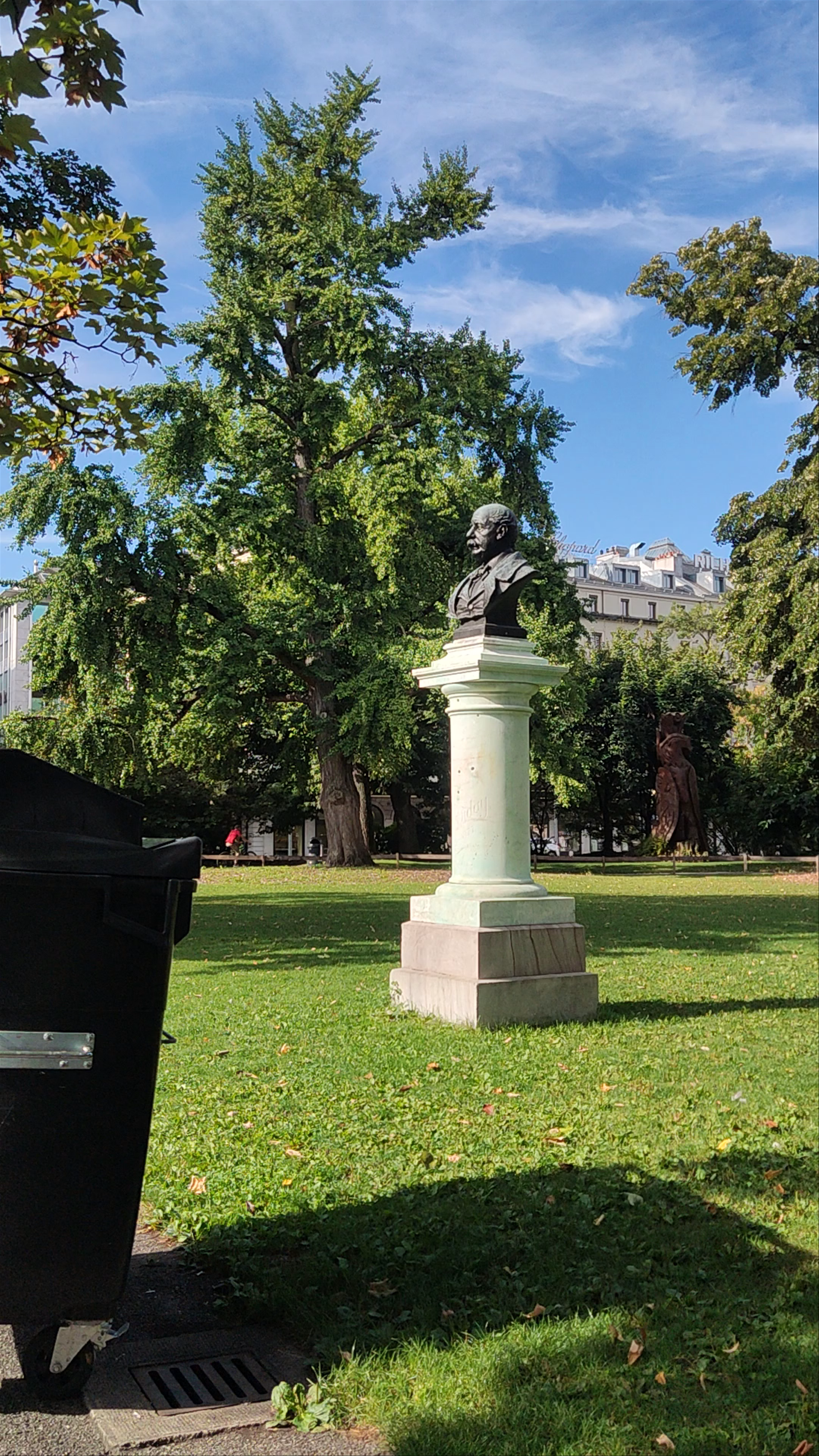 Jardin Anglais: Serene Urban Oasis in Geneva