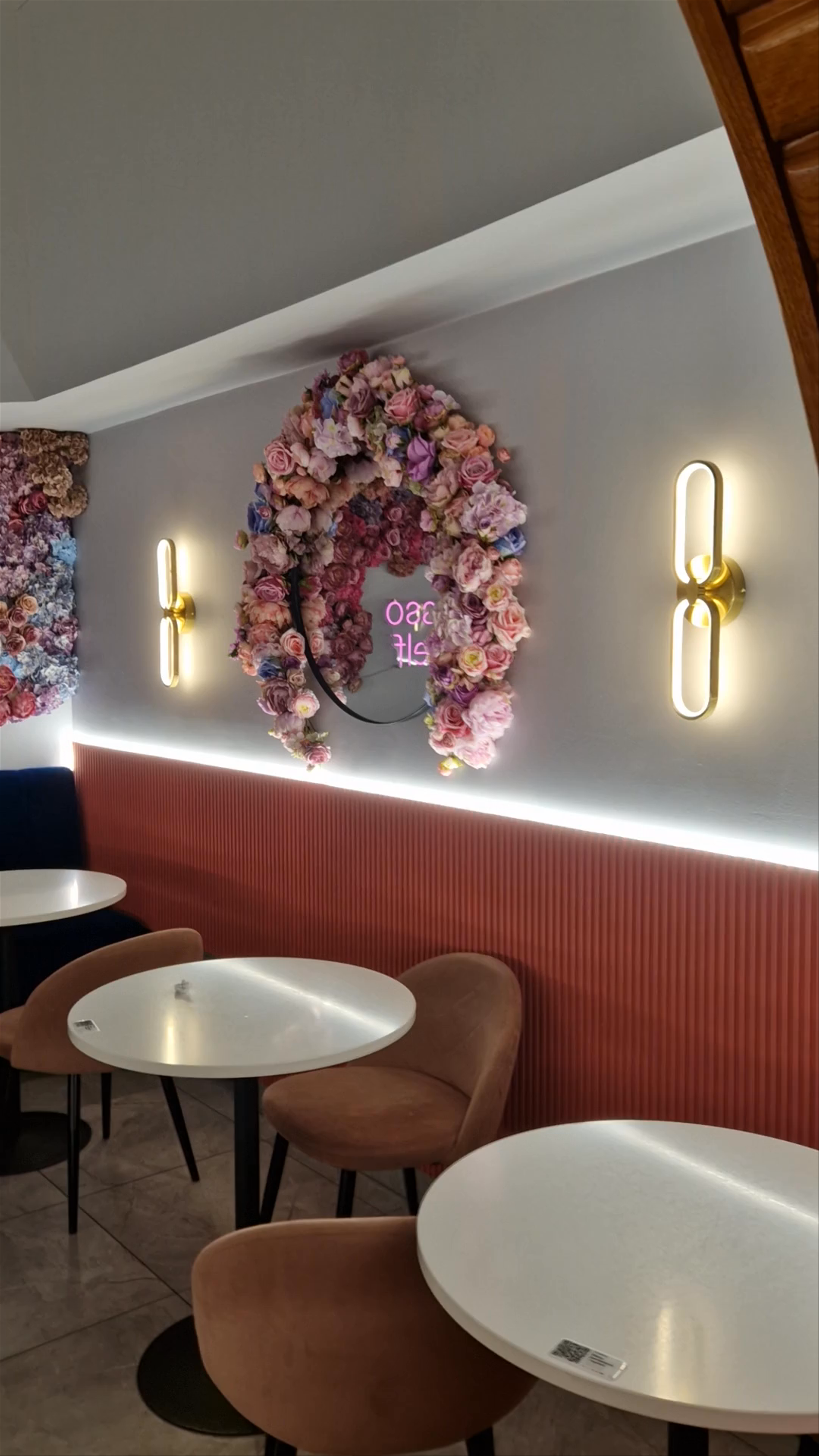 Blossome Café: Chic Floral Hideaway in Wrocław