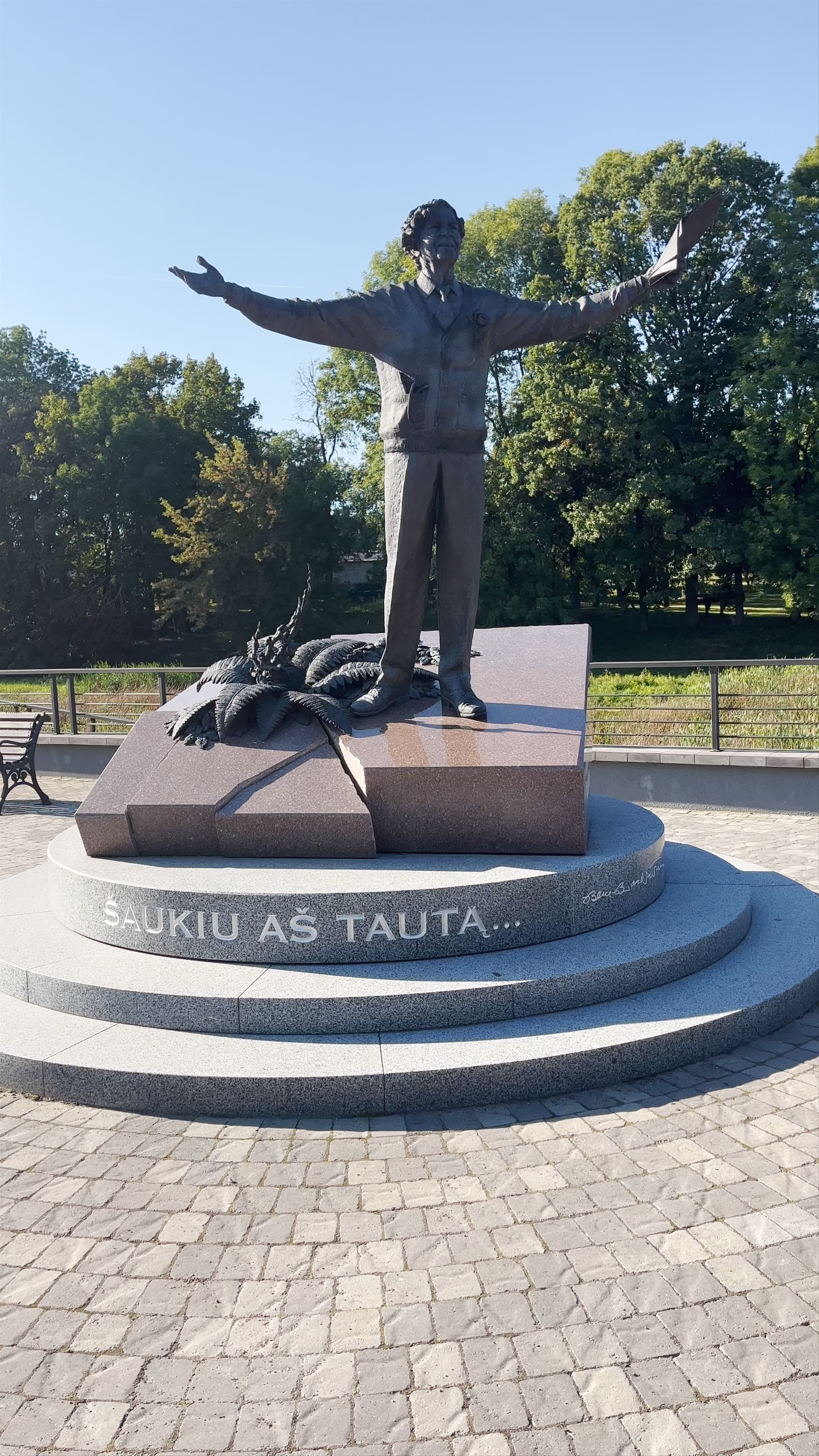 Paminklas Bernardui Brazdžioniui