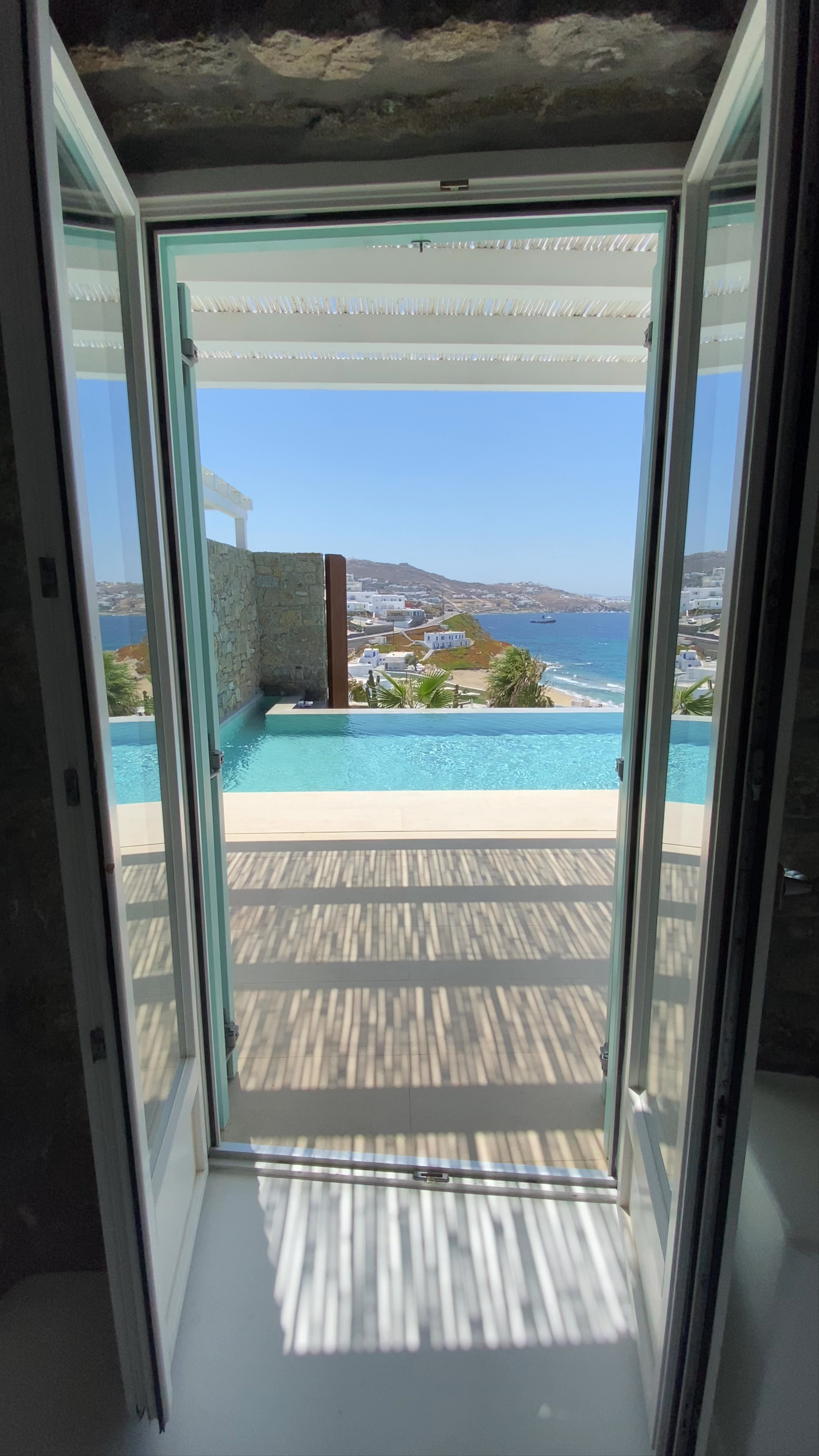 Bill & Coo Suites and Lounge: Luxe Infinity Pool and Stunning Sea Views in Mykonos