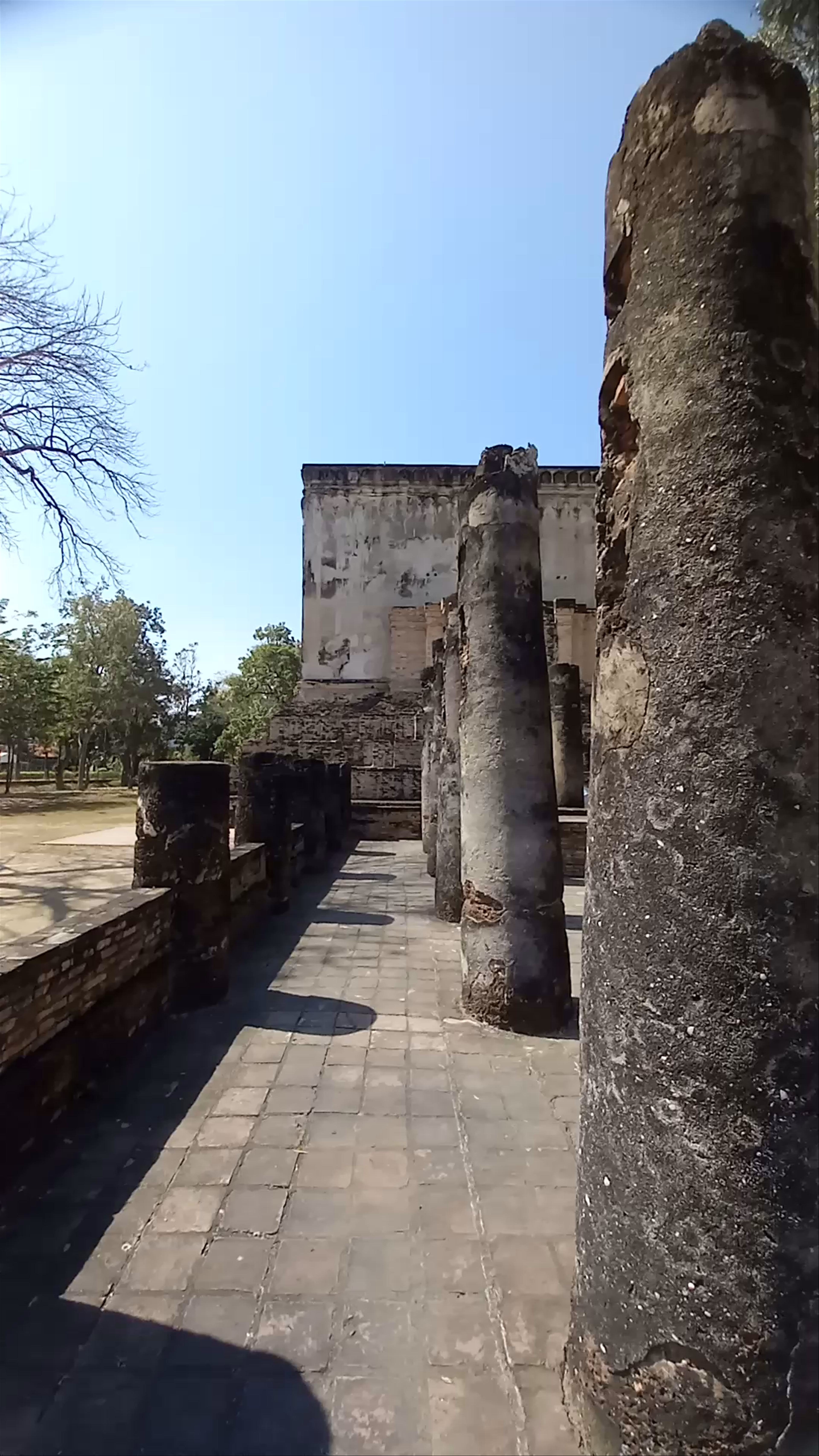 Wat Si Chum: Majestic Ancient Ruins of Sukhothai, Thailand