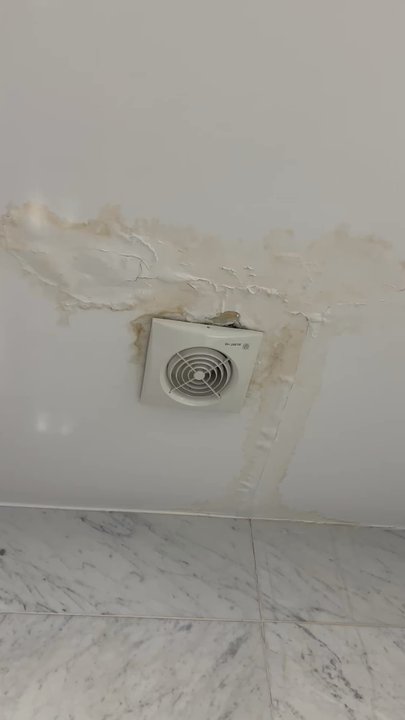 Hotel Nuevo Boston - Strong smell in Bathroom due to leak from upstairs bathroom - Hotels Near Me - Madrid, M