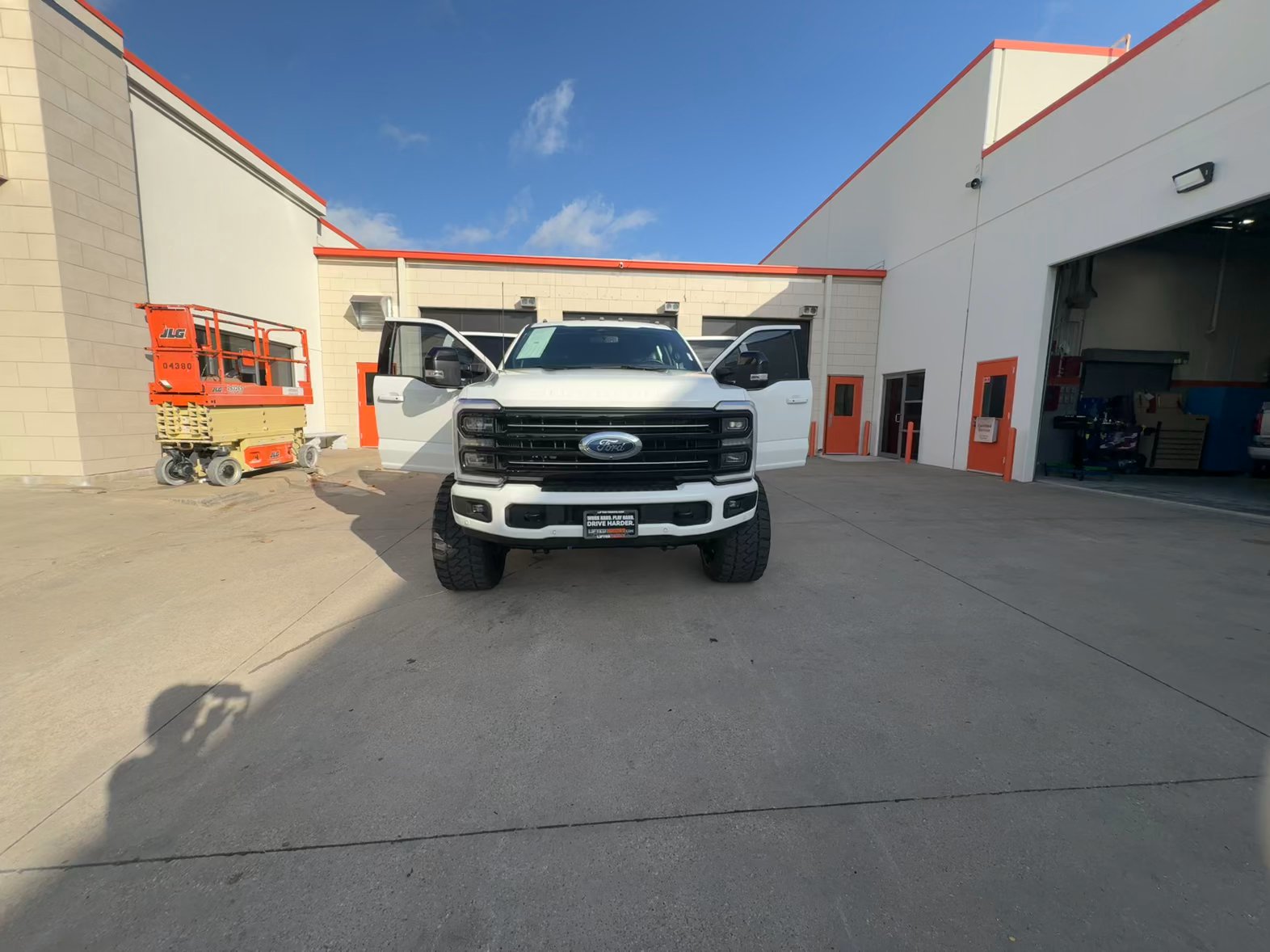 Lifted Trucks - #TX10774 - 2025 Ford F-250 Super Duty Platinum Crew Cab