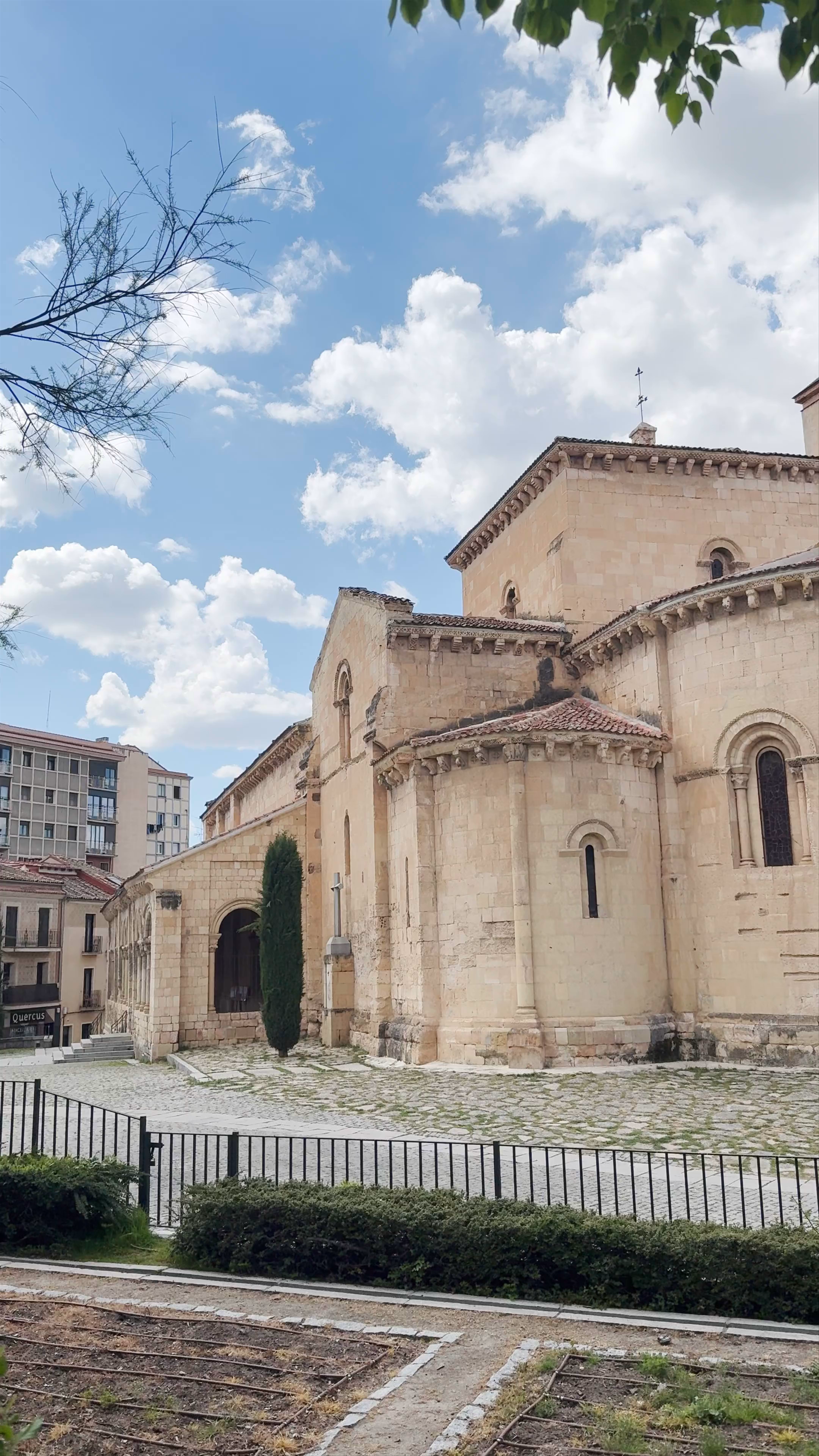 Iglesia de San Millán: Romanesque Grandeur in Segovia