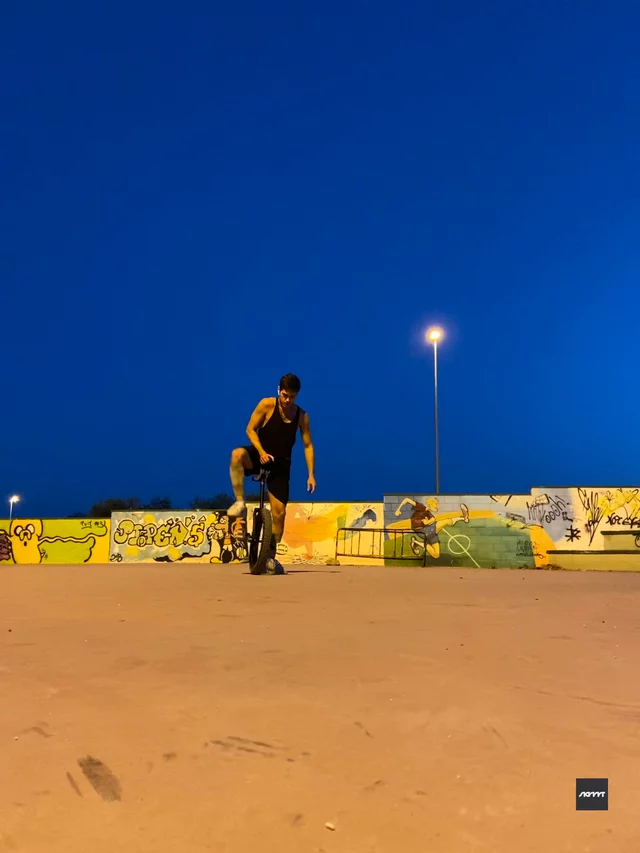 riu submission: Pistol squat on unicycle