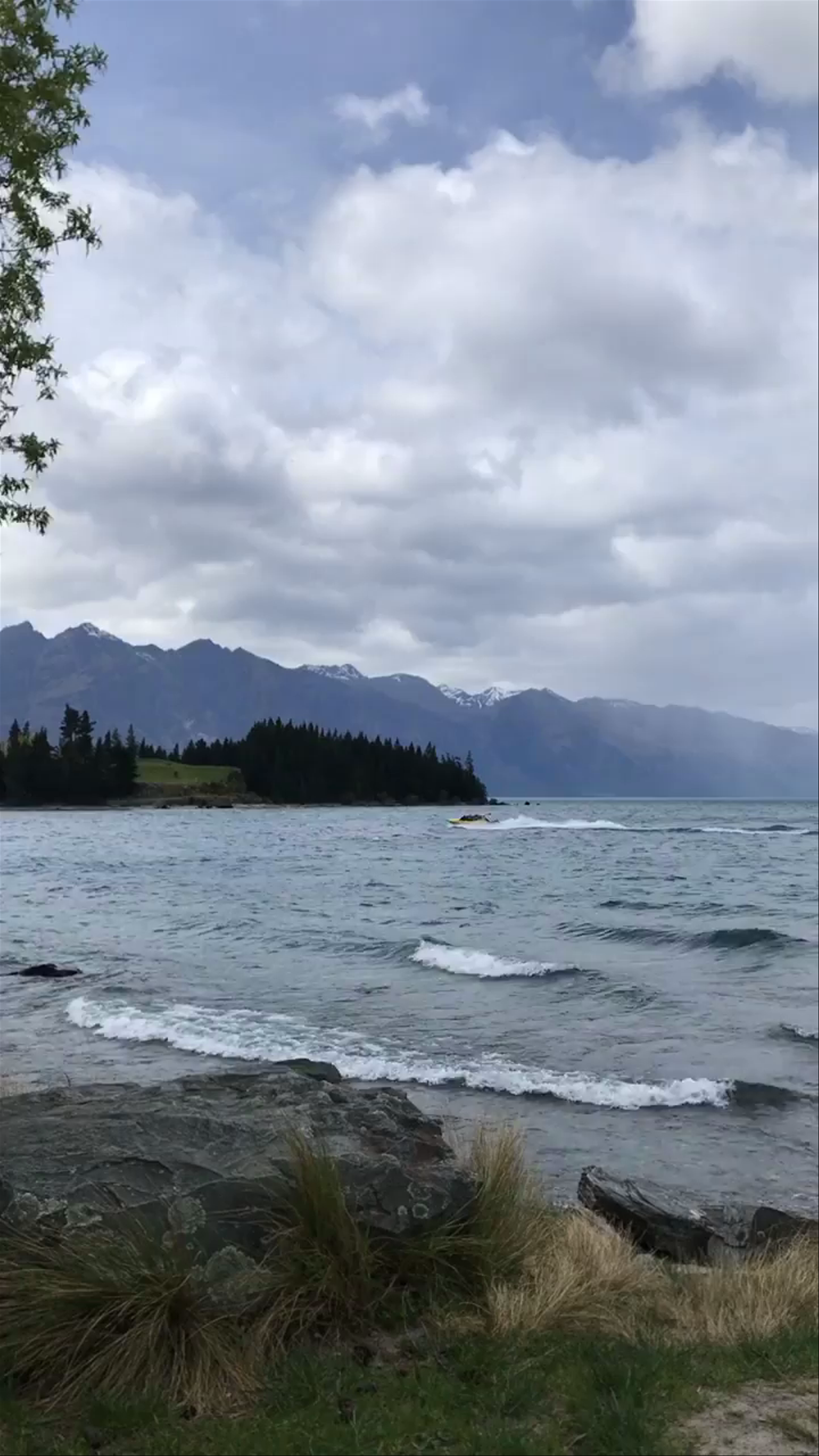 Tranquil Waters and Mountain Views at Queenstown Gardens