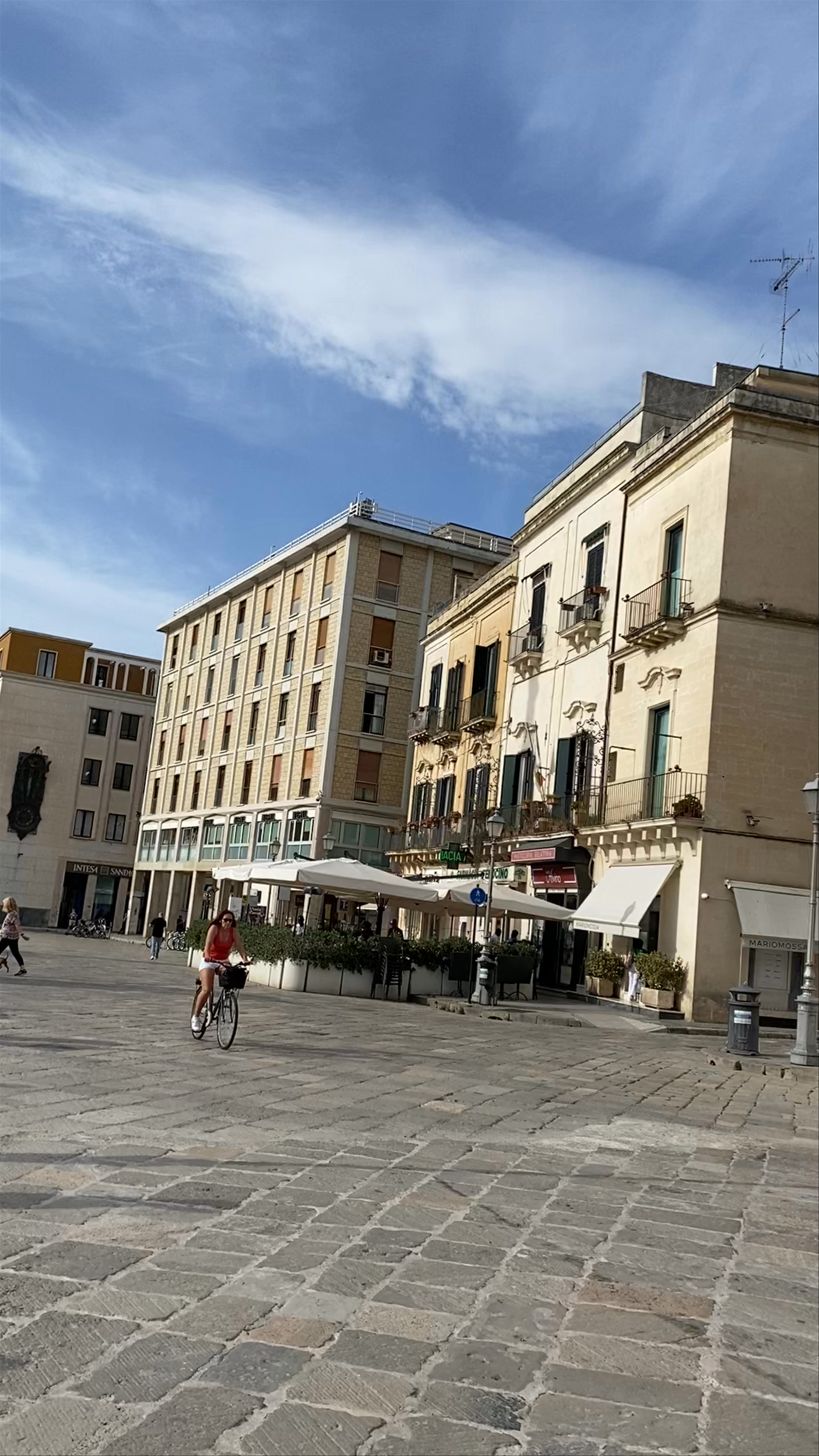 Piazza Sant'Oronzo: Vibrant Urban Life in Lecce, Italy