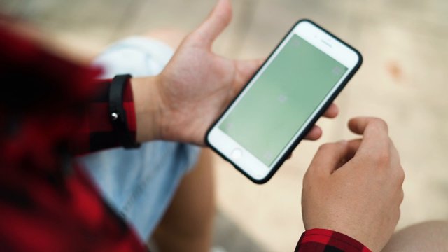 Scrolling on iPhone with green screen