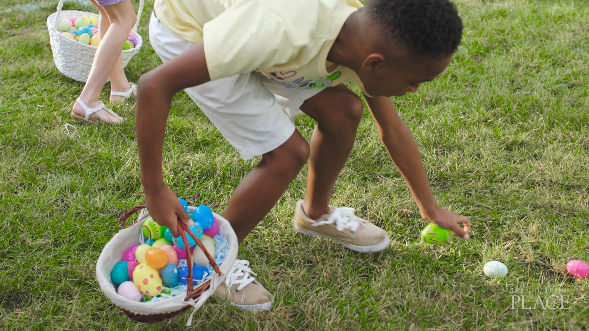 Eli Manning Put Together An Easter Egg Hunt Combined With A Football Game With Some Of His Former Giants Teammates In His Backyard That You Have To See To Believe