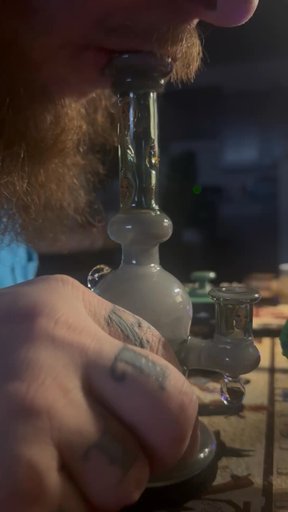Preview pic of Ras glass Skull Millie bubbler