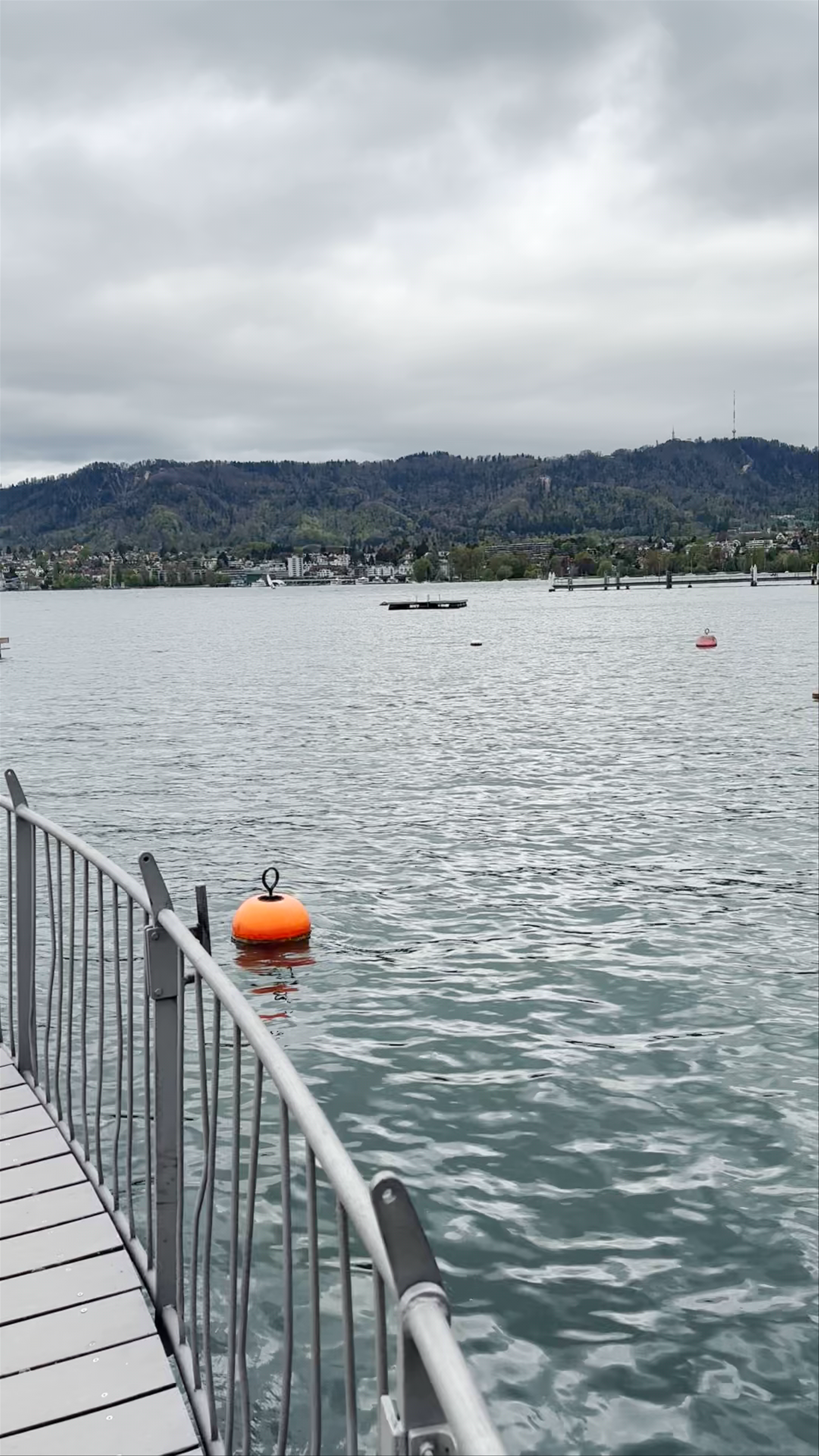 Zürichsee Kreisel: Serene Lakeside Walk at Zurich's Iconic Circular Pier