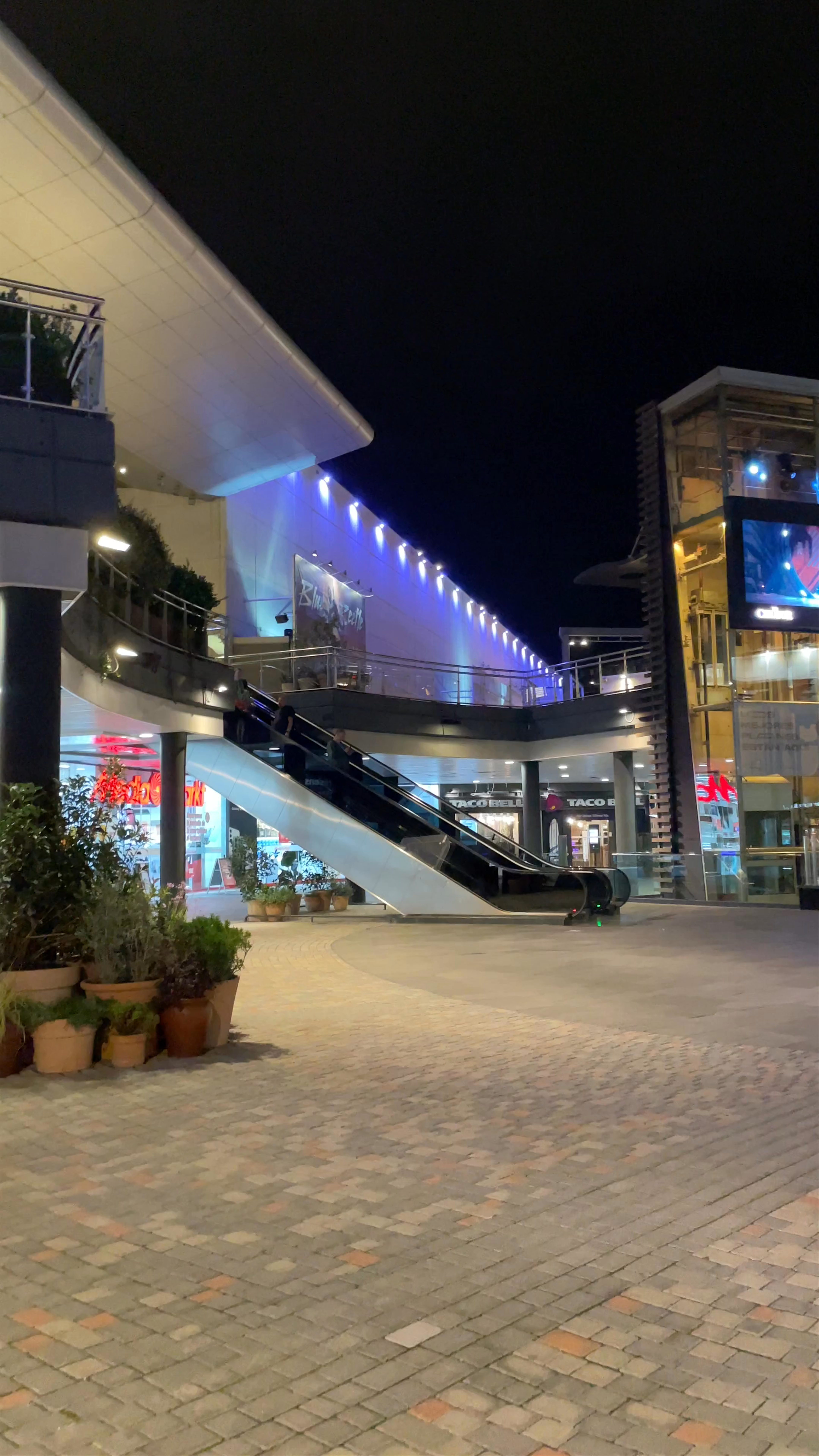 Nassica Getafe: Nighttime Urban Stroll in Madrid’s Vibrant Shopping Hub