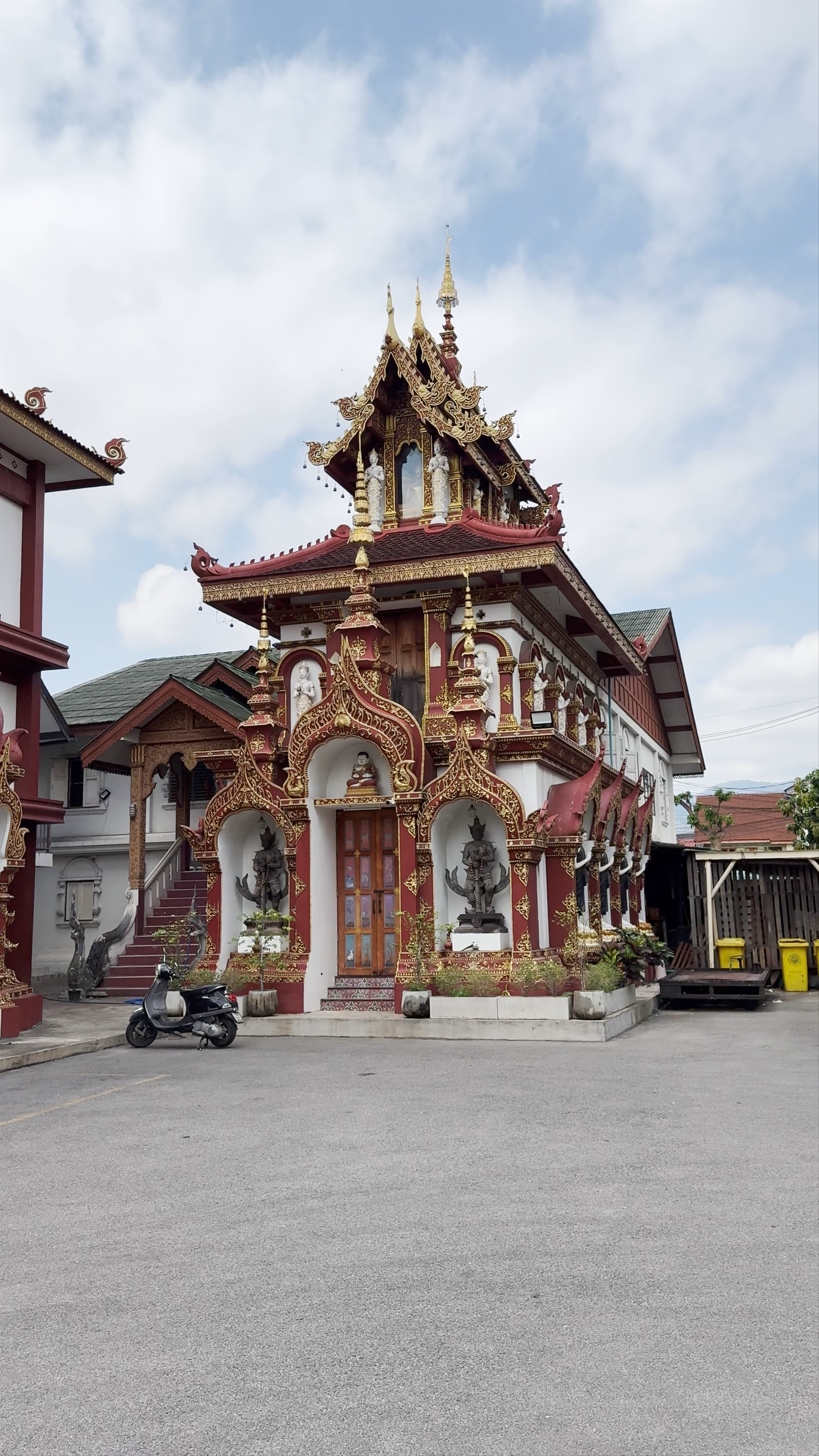 Wat Saen Muang Ma Luang (Wat Hua Khuang) - Ornate Buddhist Temple in Chiang Mai