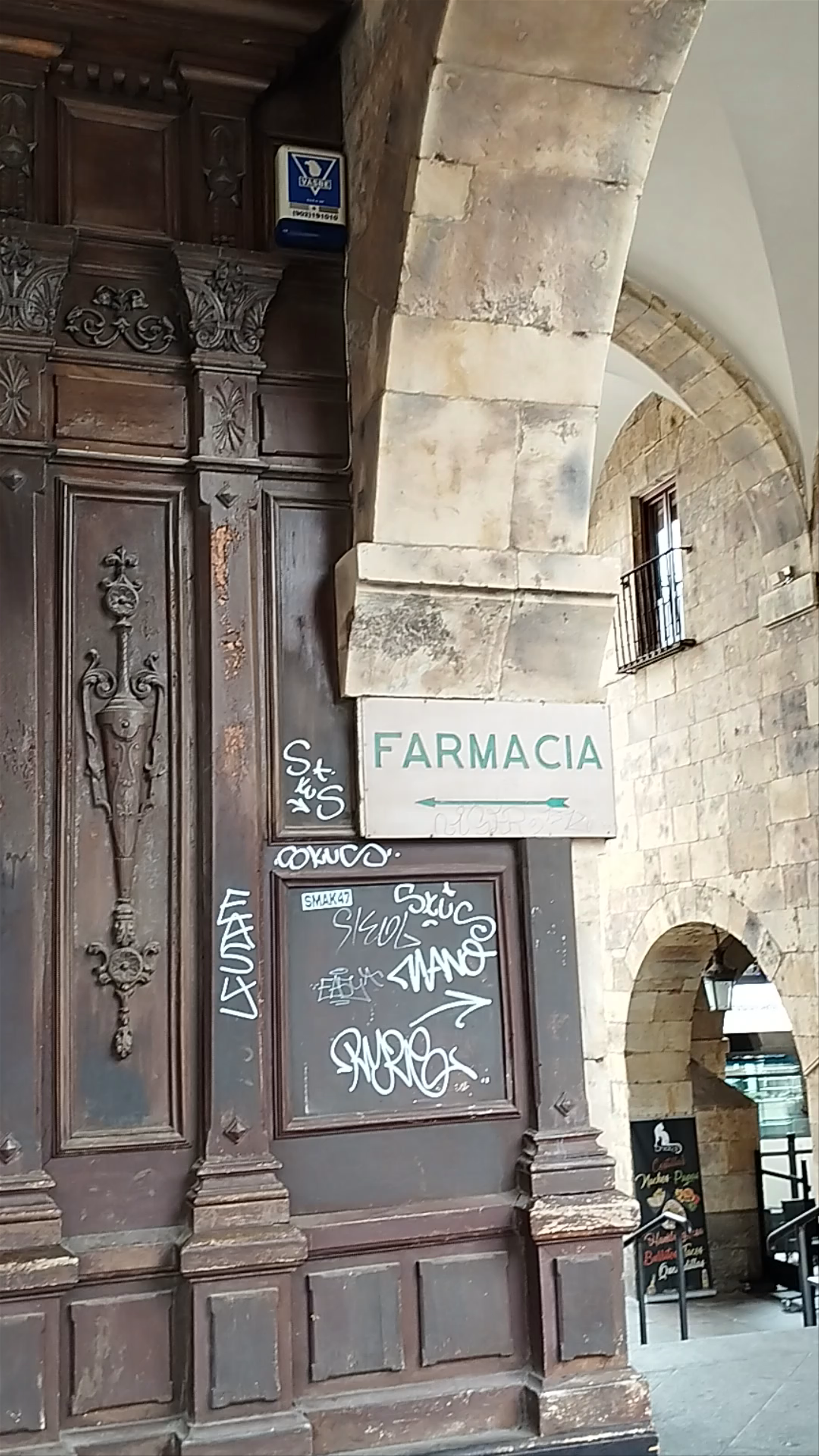 Farmacia Urbina: Historic Pharmacy Charm in Plaza Mayor, Salamanca