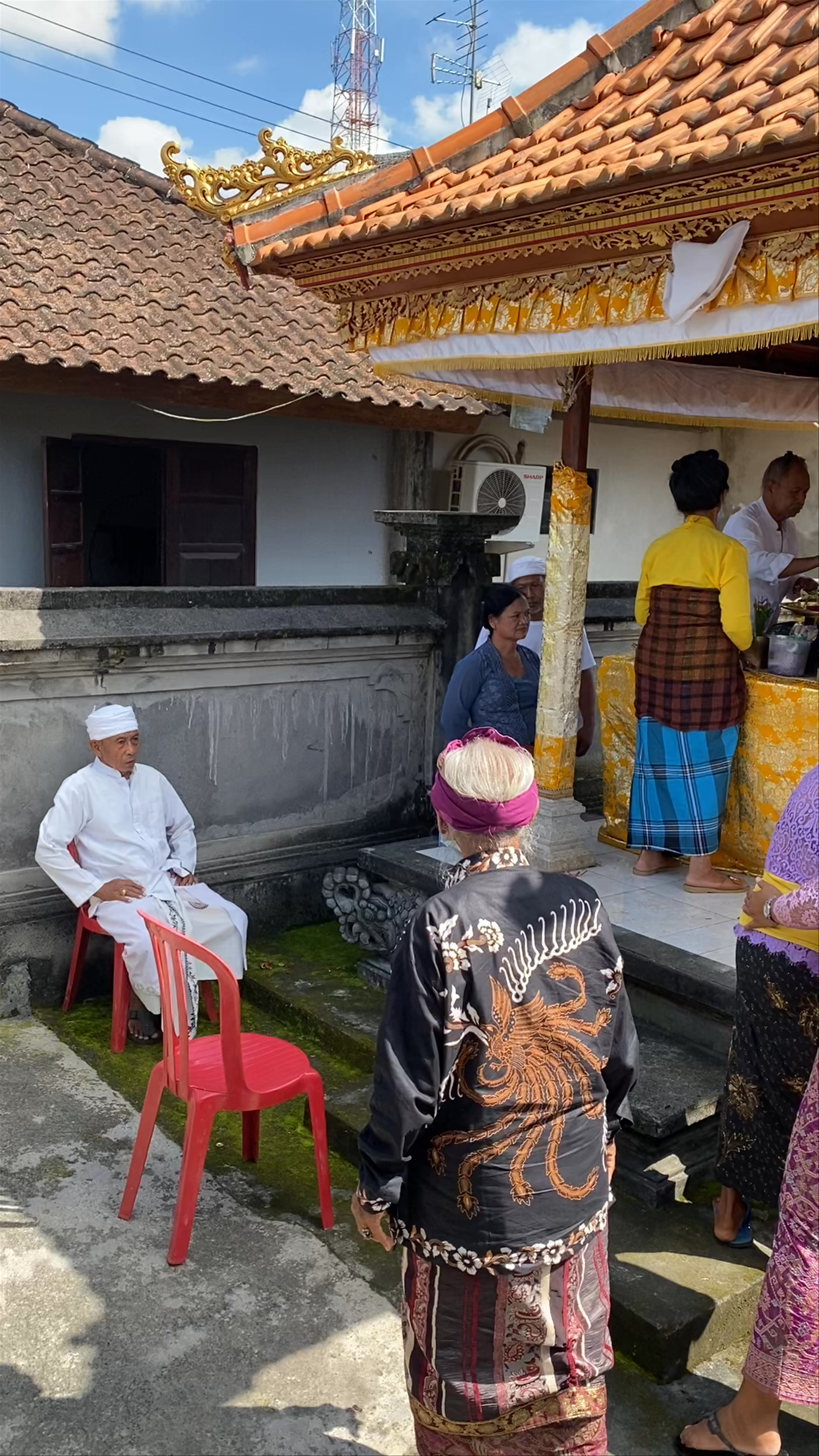 Tirta Empul Temple - Dadong Lulu