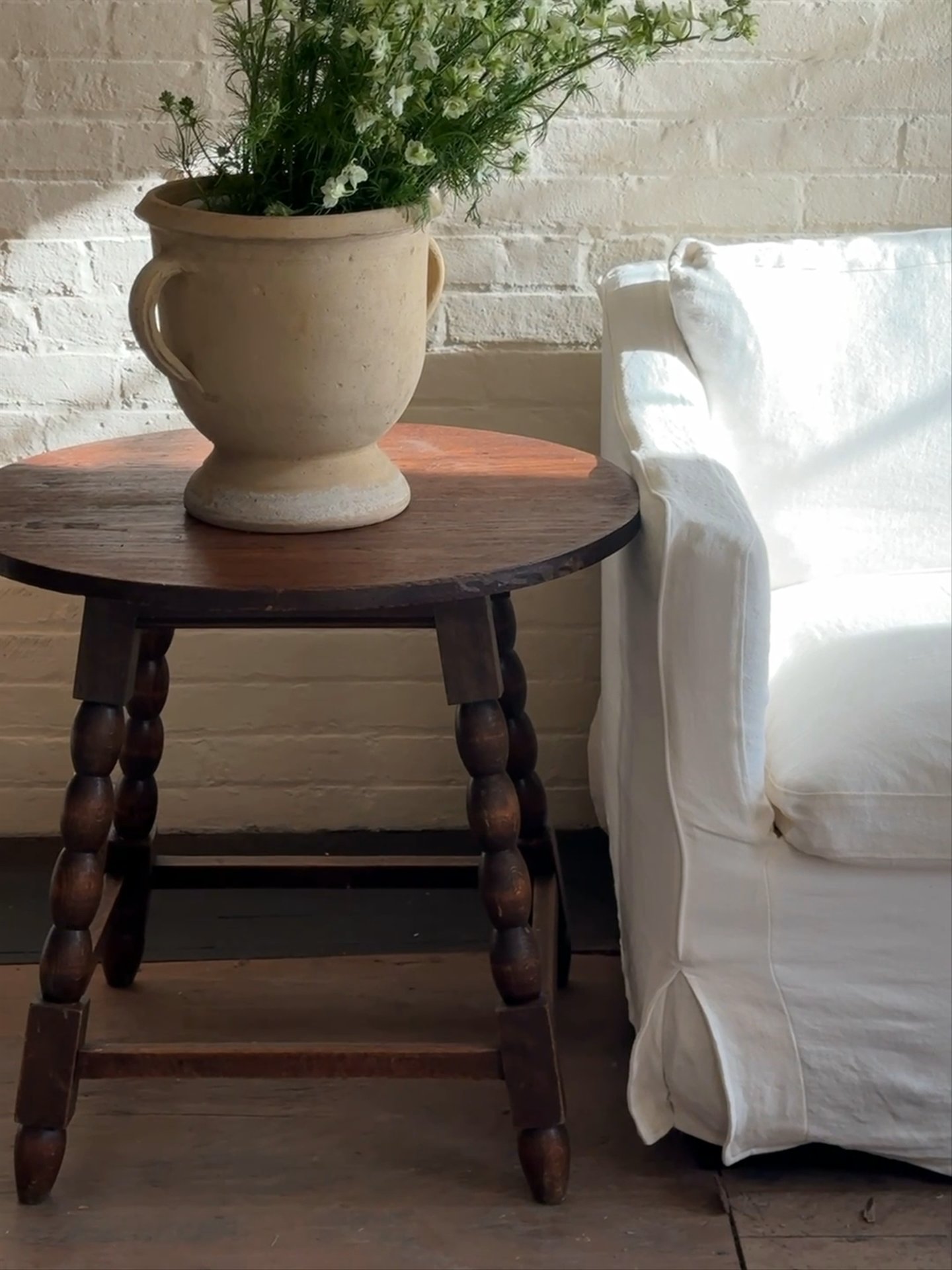 Bobbin Leg Round Table