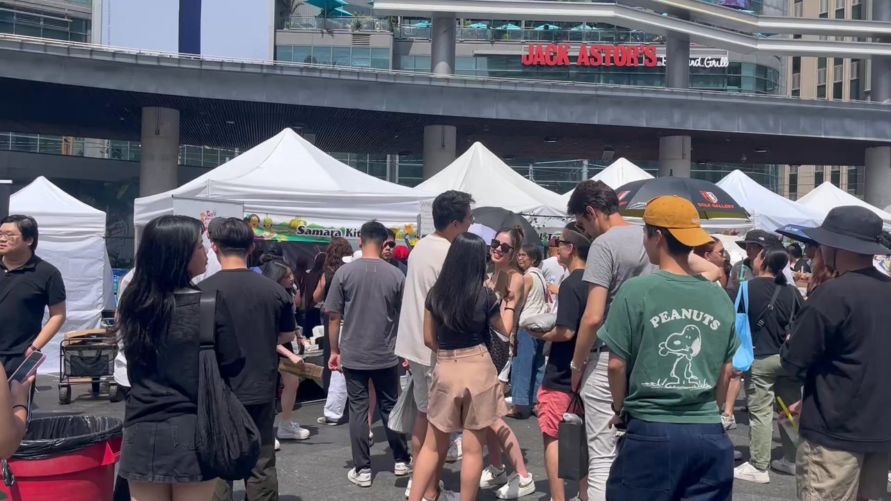 Samara Kitchen - This was the crazy lineup they had!!! I don't know if it shows all of it but boy it was a long wait - Indonesian Near Me - Mississauga, Ontario