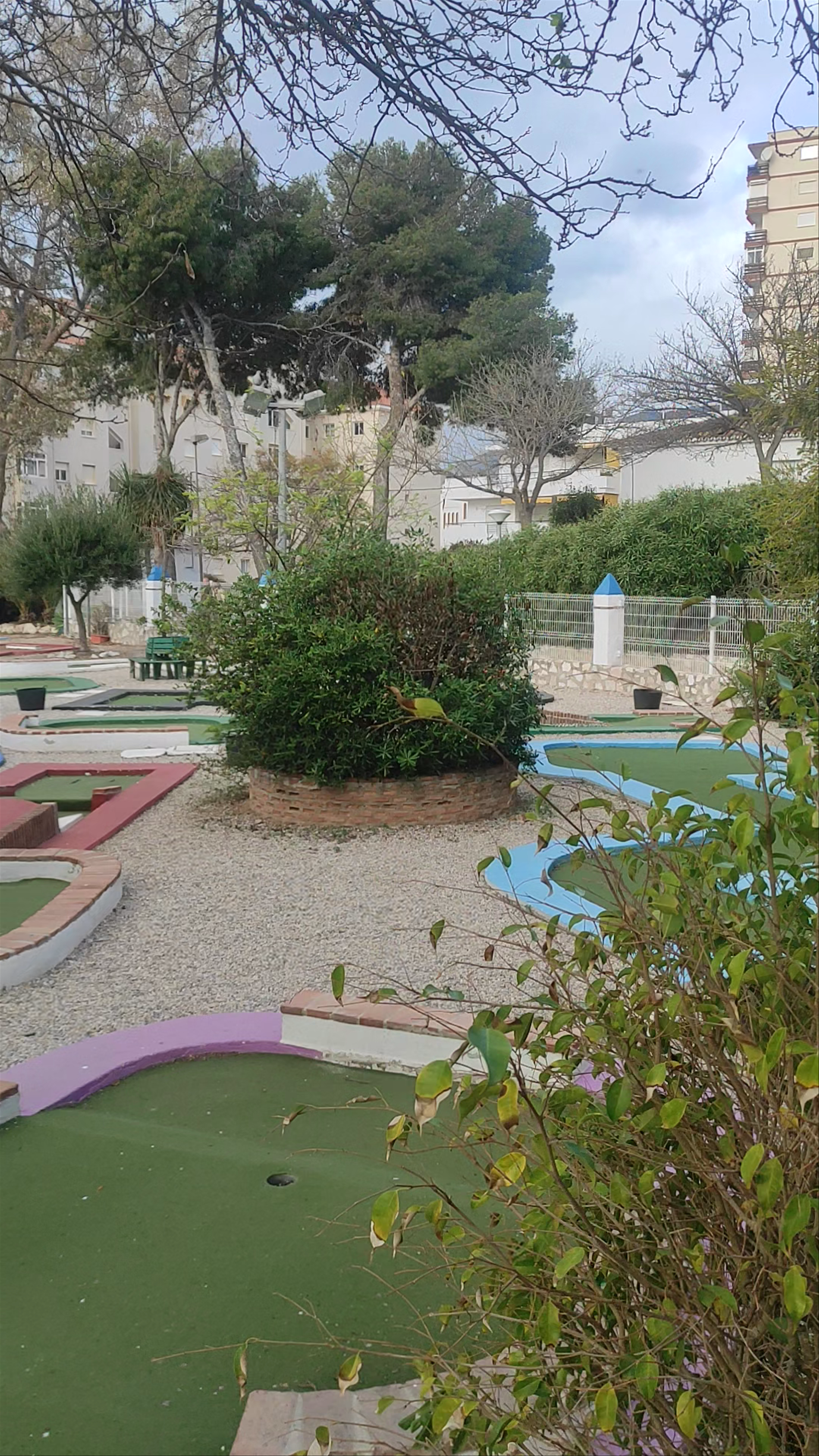 Blue Kiwi Mini Golf Bar: Playful Relaxation in Benalmádena