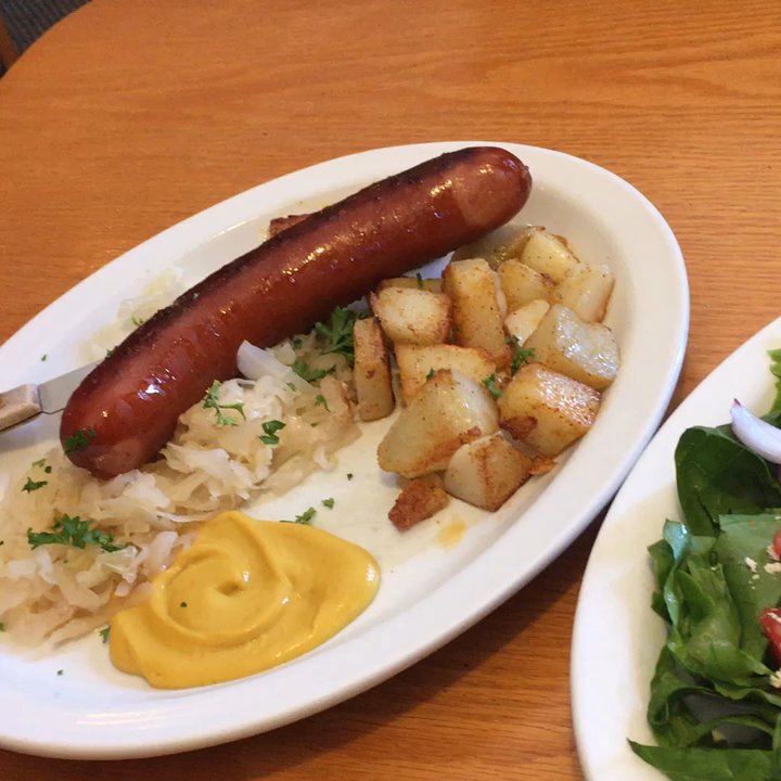 Maple Leaf Grill & Restaurant - Hungarian Near Me - Gananoque, Ontario