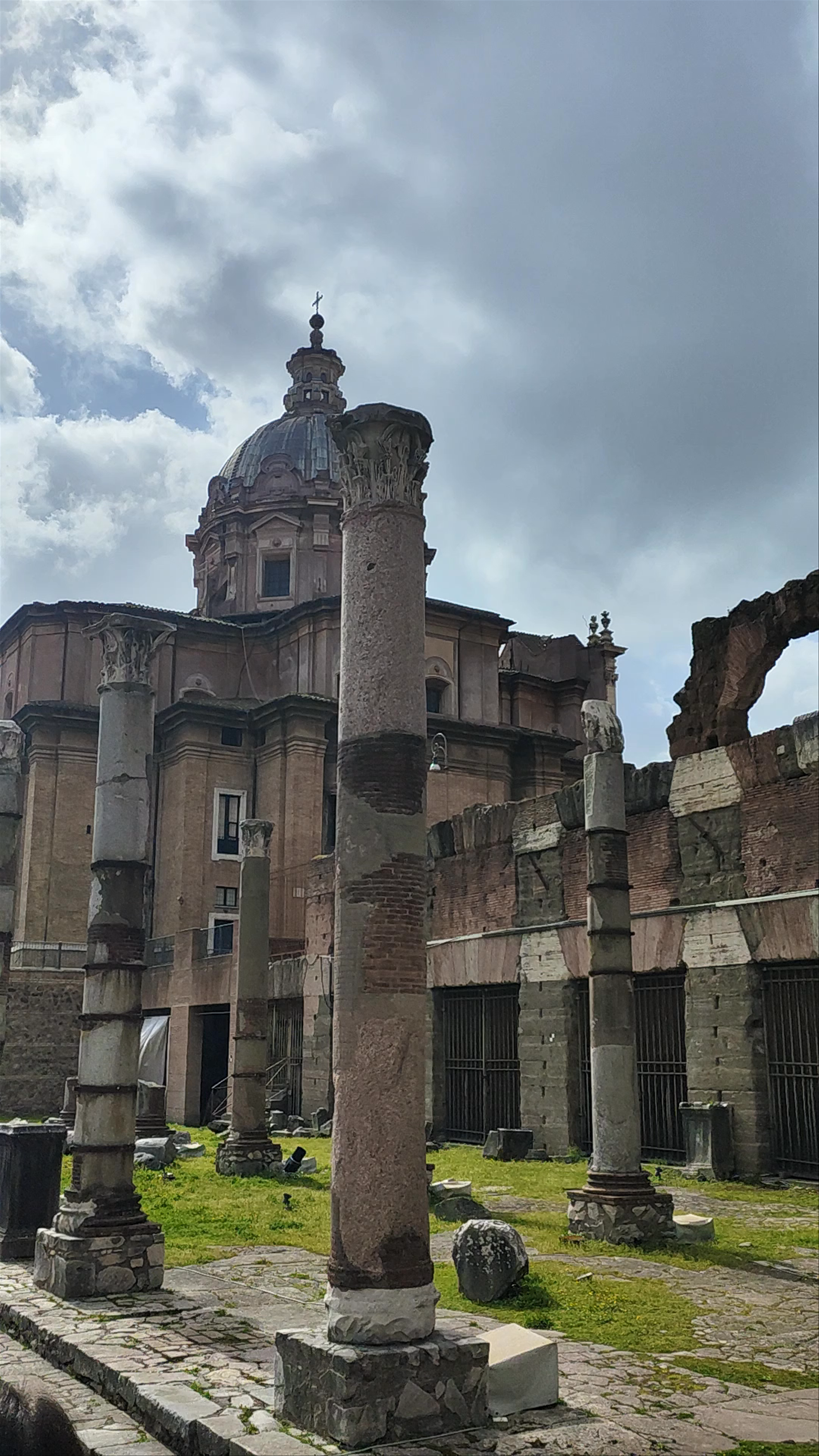 Exploring the Historic Fórum de Trajano in Rome