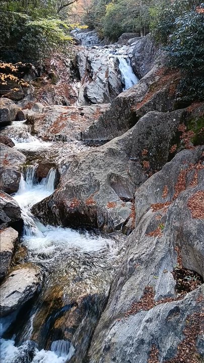 Sunburst Falls - If you from the right side access. - Hiking Near Me