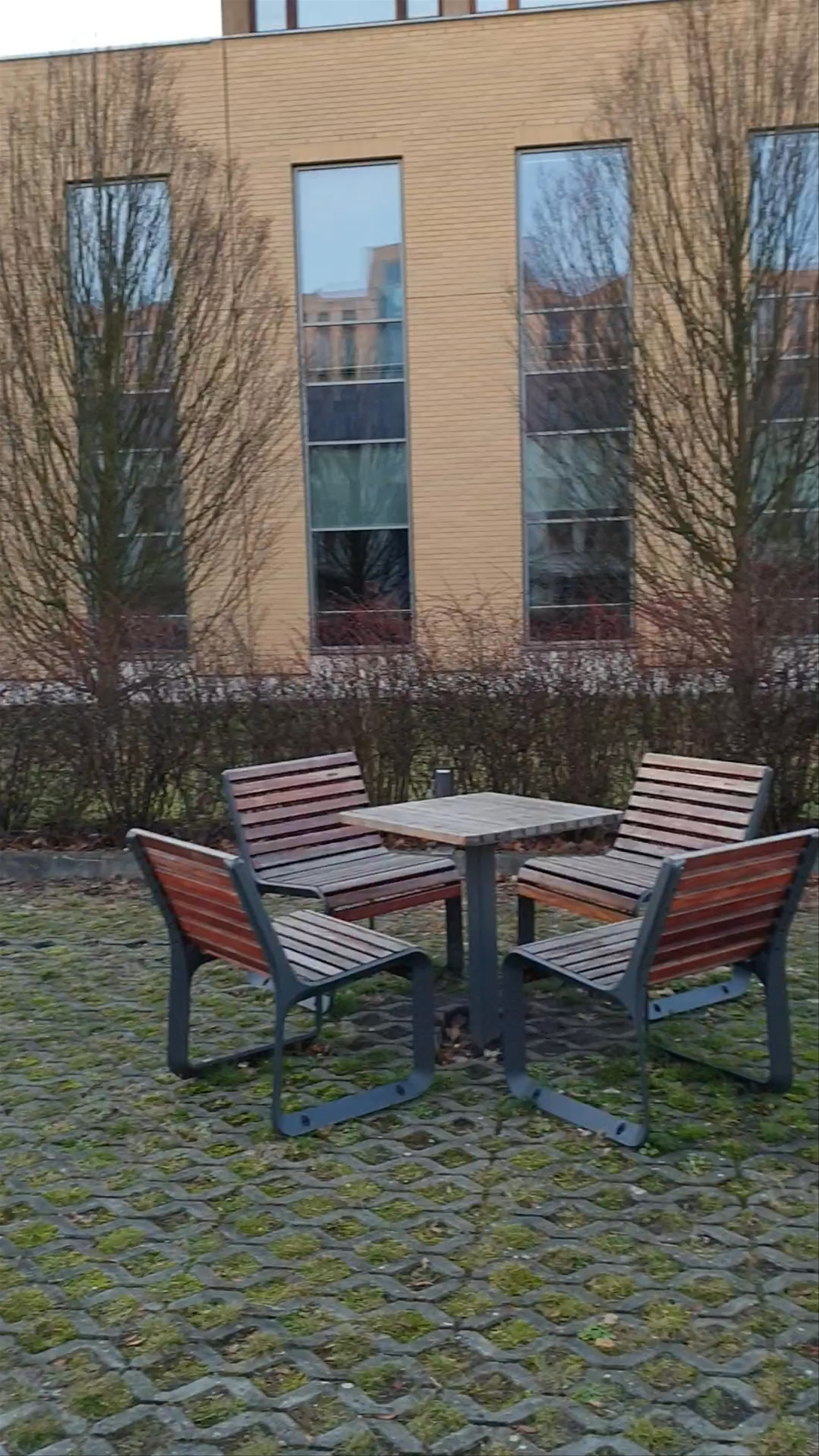 Peaceful Outdoor Seating at Kampus 600-lecia Uniwersytetu Jagiellońskiego, Kraków