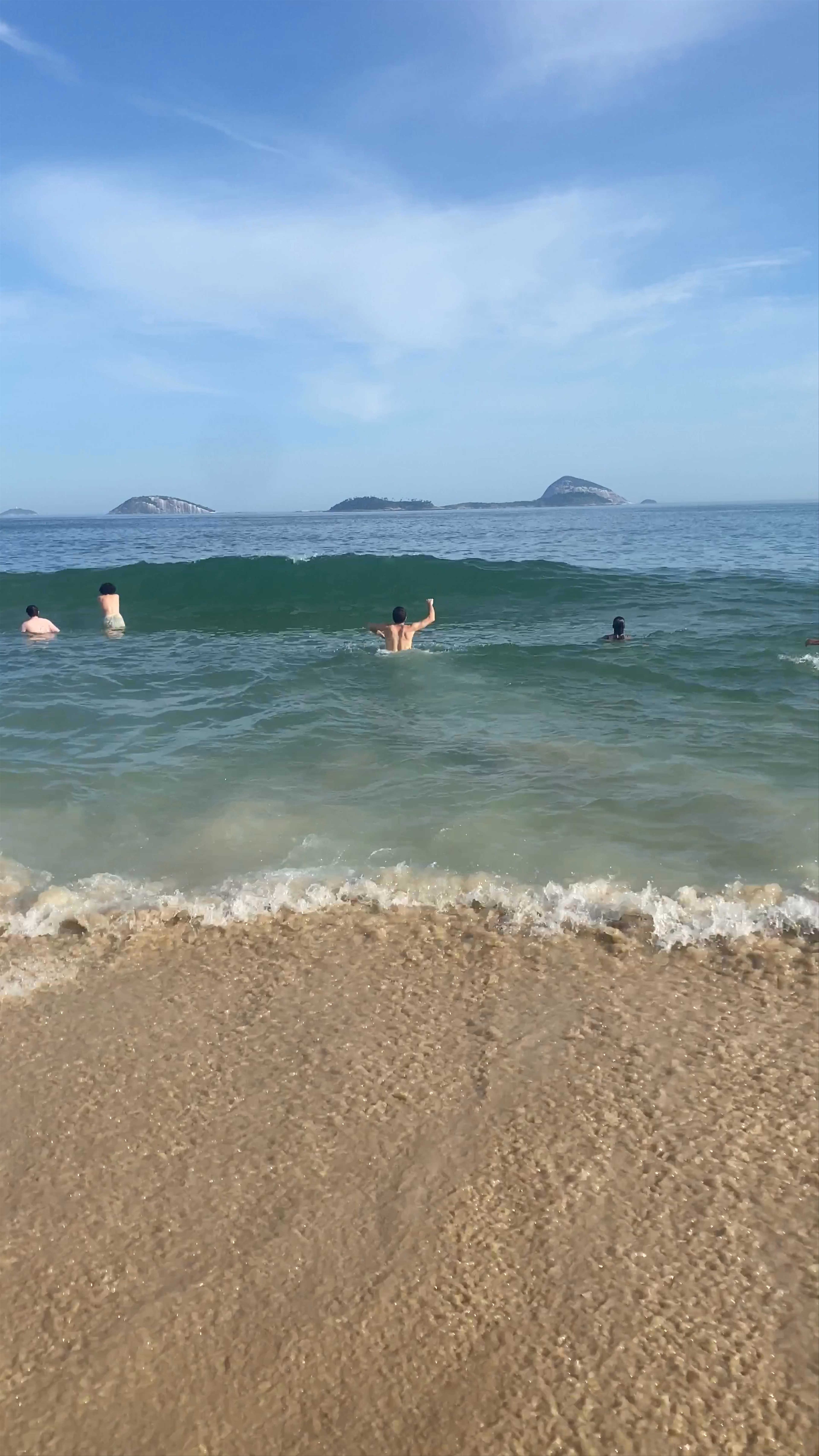 Leblon Beach: Sun-Kissed Waves and Vibrant Rio Vibes