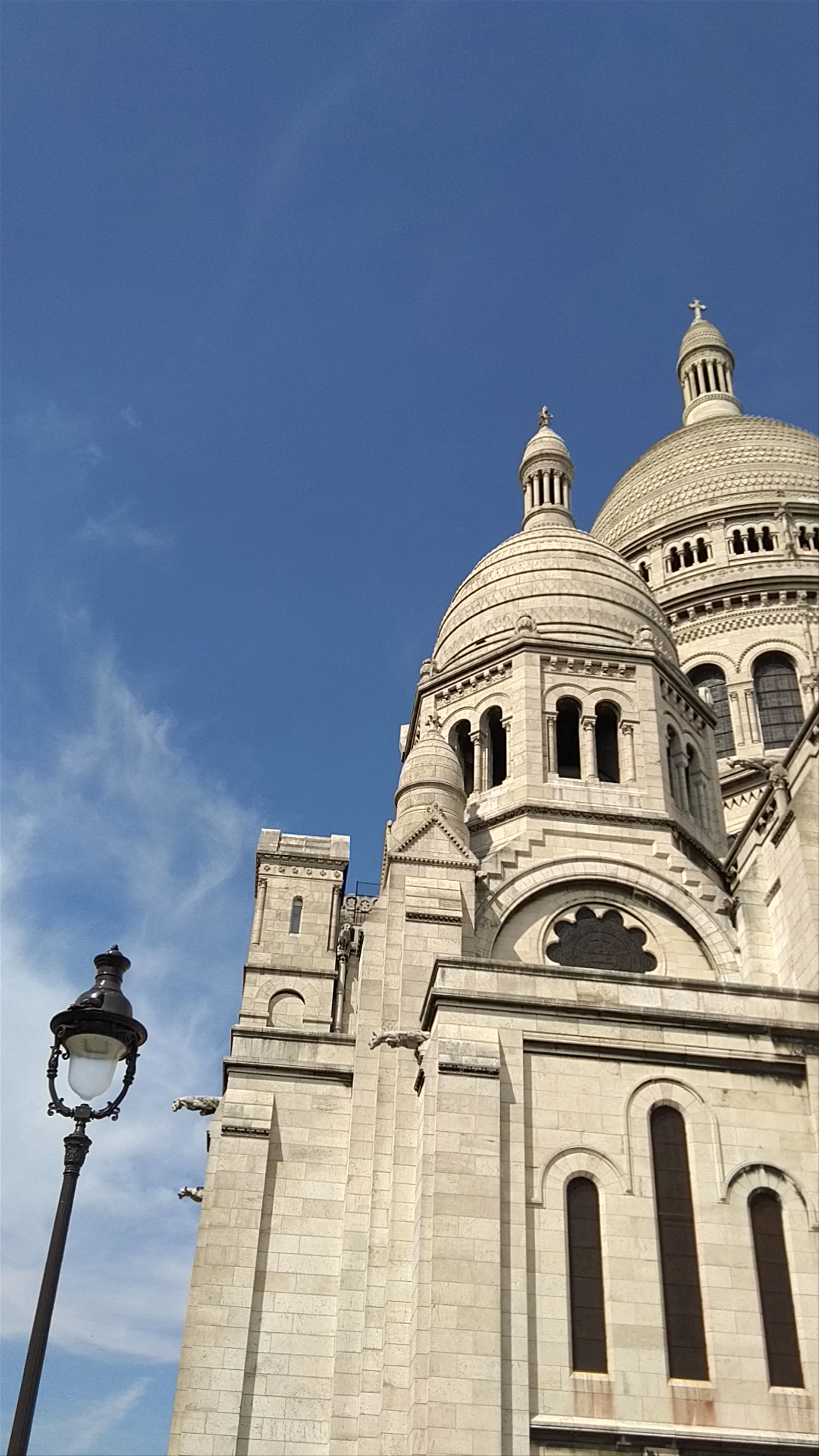 Sacré-Cœur Basilica: Iconic Parisian Landmark Under Clear Blue Skies