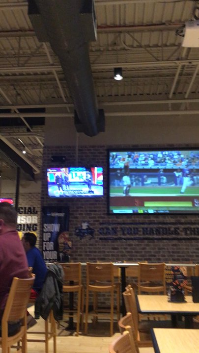 Buffalo Wild Wings - Not much live sports - American Near Me - Vernon Hills, Illinois