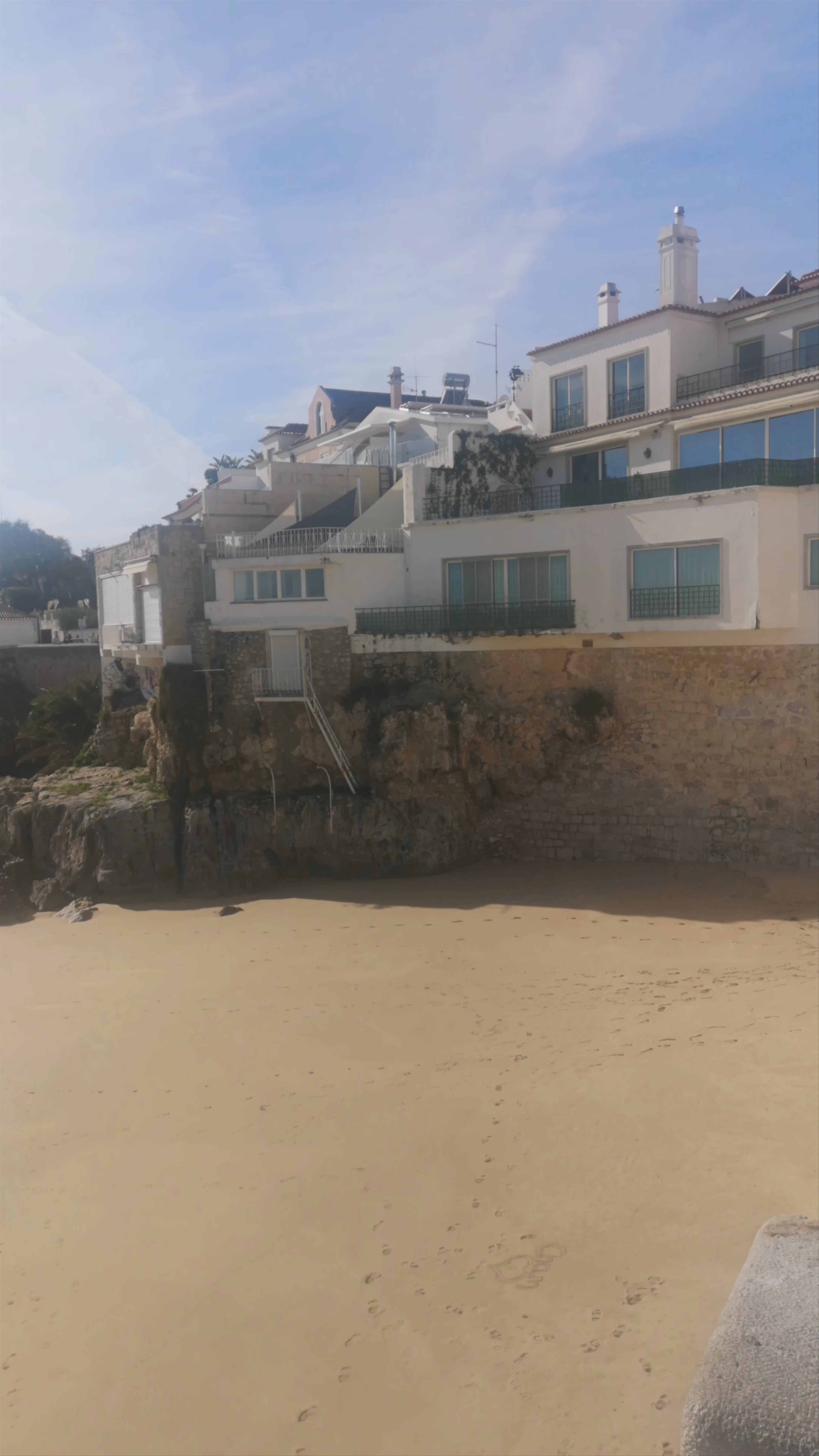 Praia da Rainha: Sunny Coastal Serenity in Cascais, Portugal