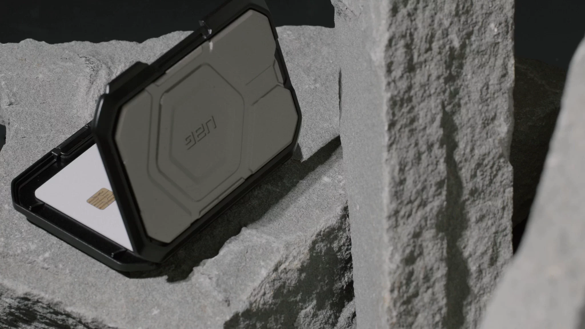 UAG スタンド付きマグネットウォレット