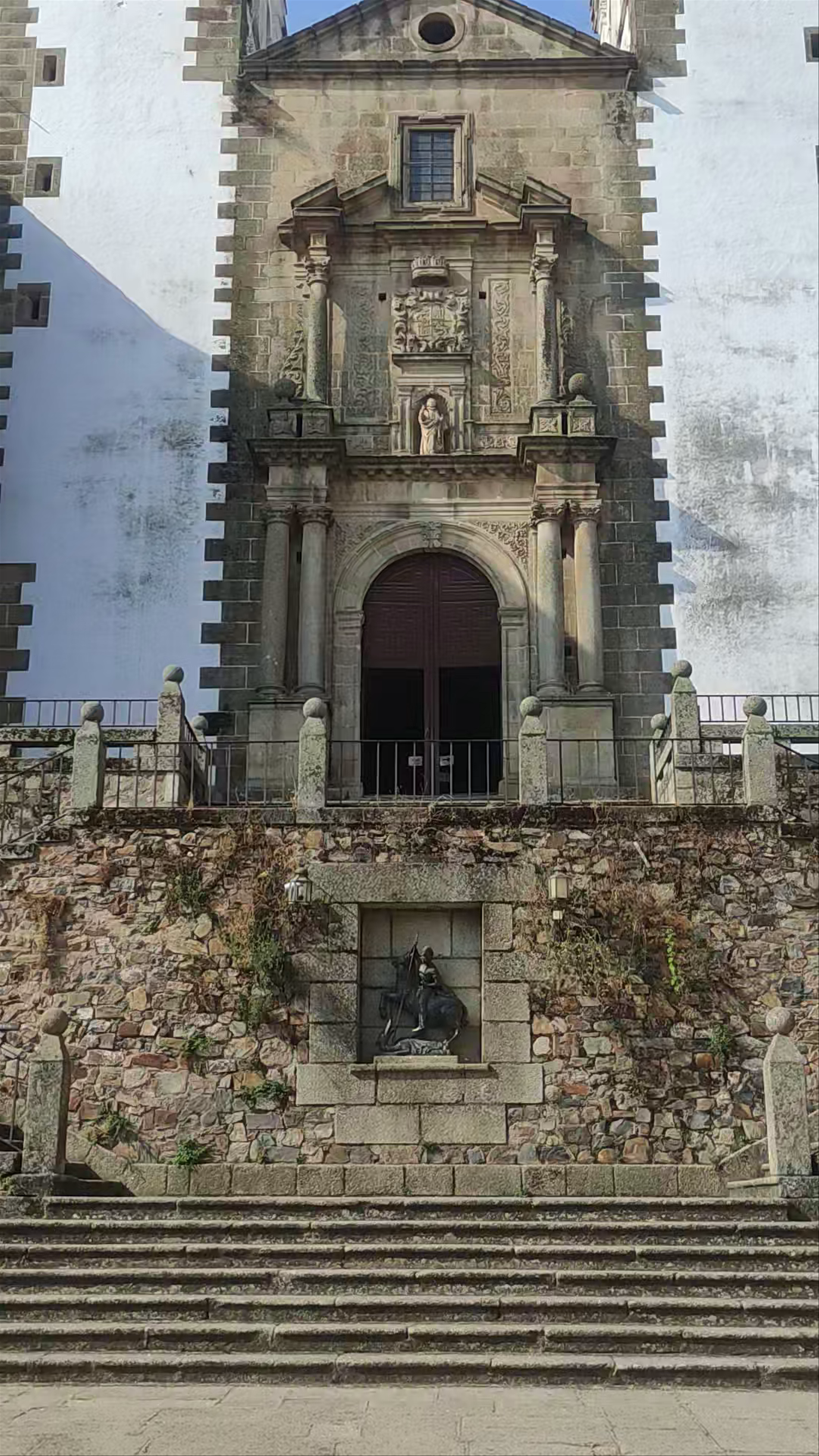 Iglesia de San Francisco Javier: Historic Majesty in Cáceres Plaza de San Jorge