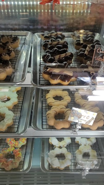 Mochi Donut & Tea - Glass Display of their M9chi Donuts. Looks so delicious! - Bubble Tea Near Me - Virginia Beach, Virginia