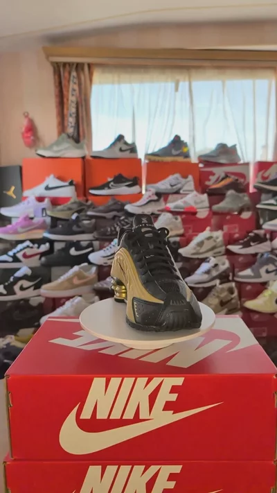 Nike Shox R4 - New half box 