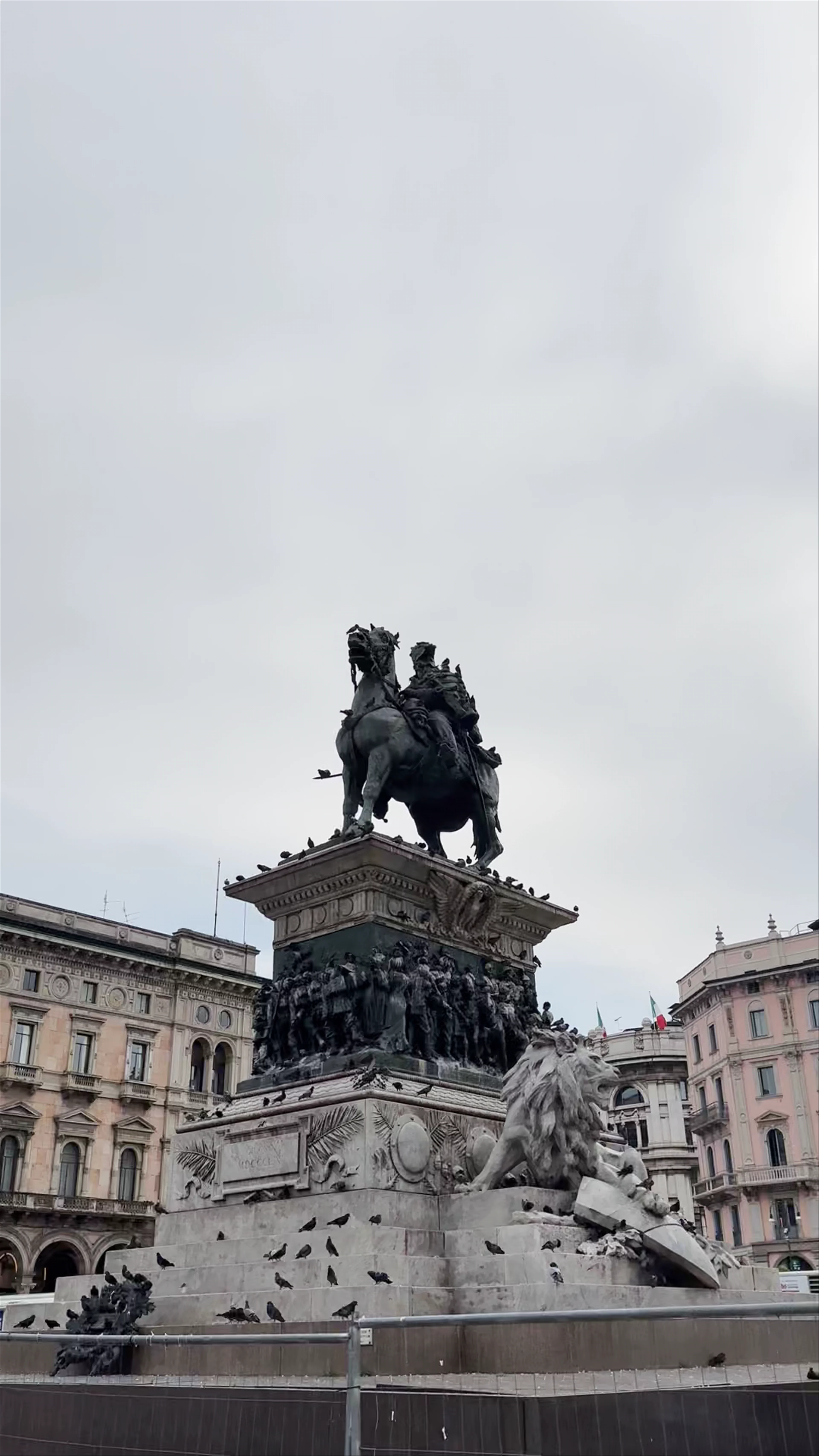 Statua di Vittorio Emanuele II, Piazza del Duomo