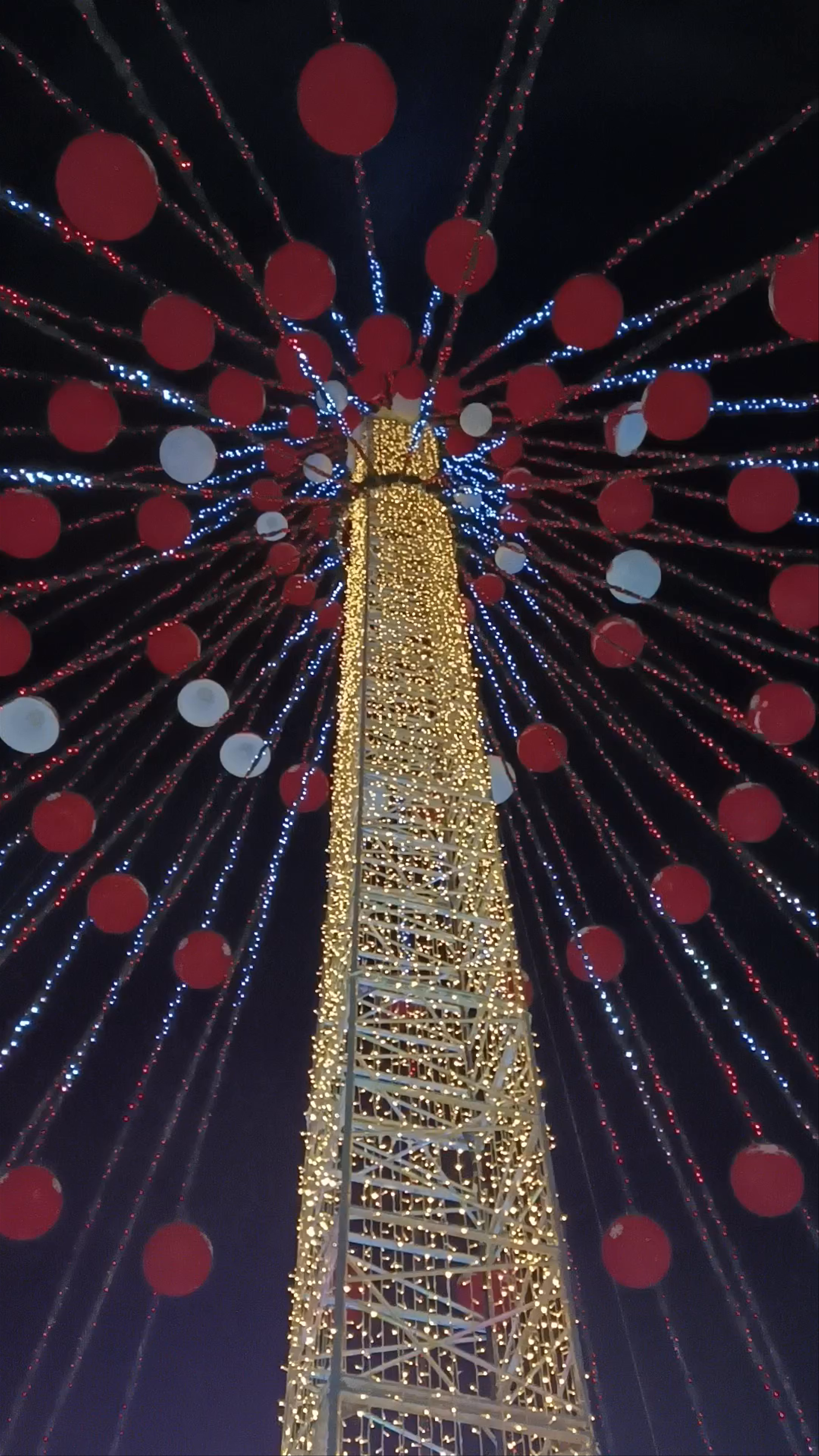 Árbol de Navidad en Plaza Circular, Murcia: Navidad Mágica Bajo Luces Brillantes