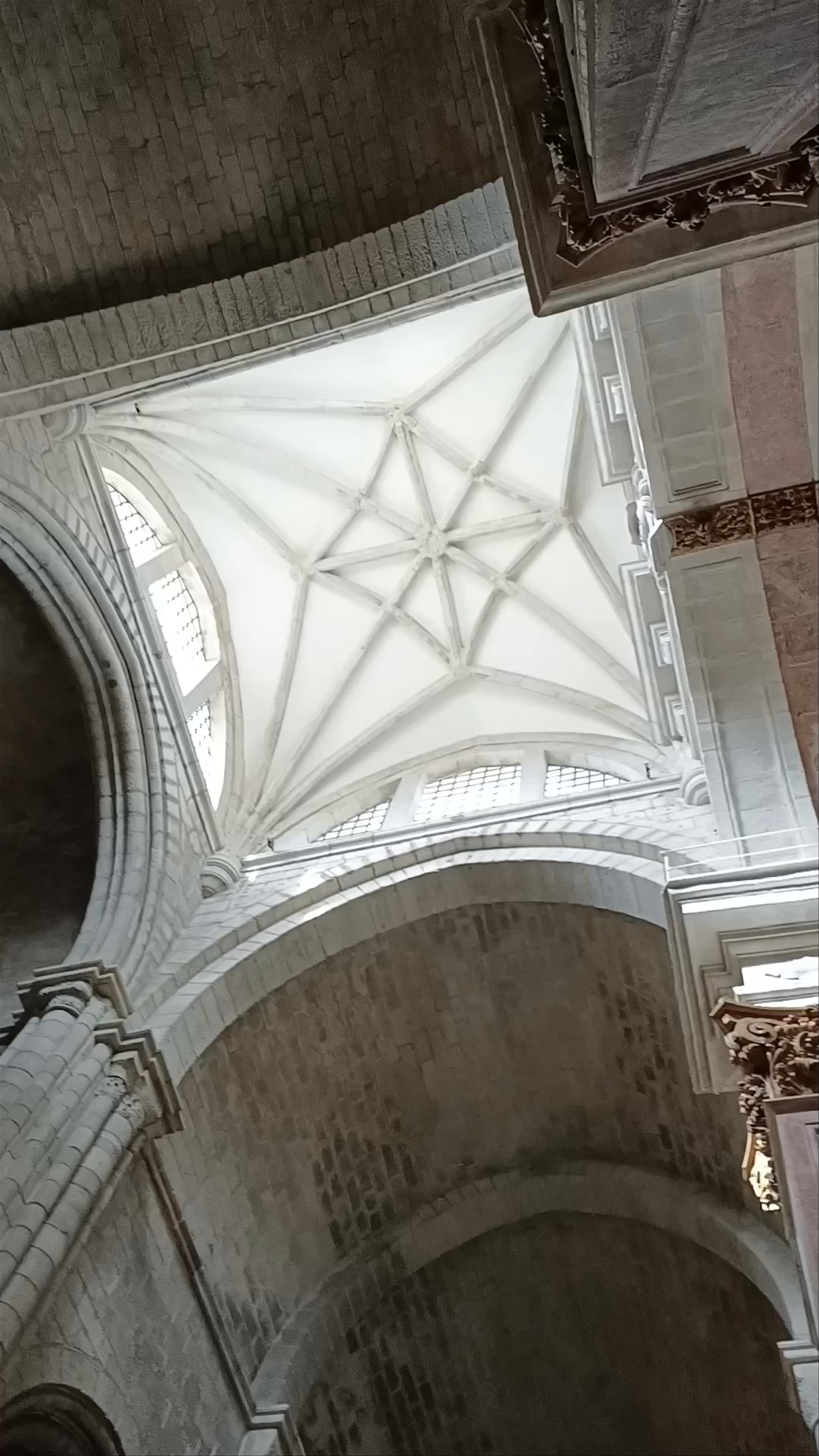 Catedral de Oporto: Majestic Gothic Architecture in Porto, Portugal
