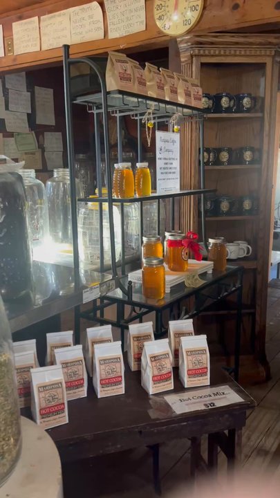 Cinnamon Roll Bakery and Cafe - Coffee & Tea Near Me - Mariposa, California