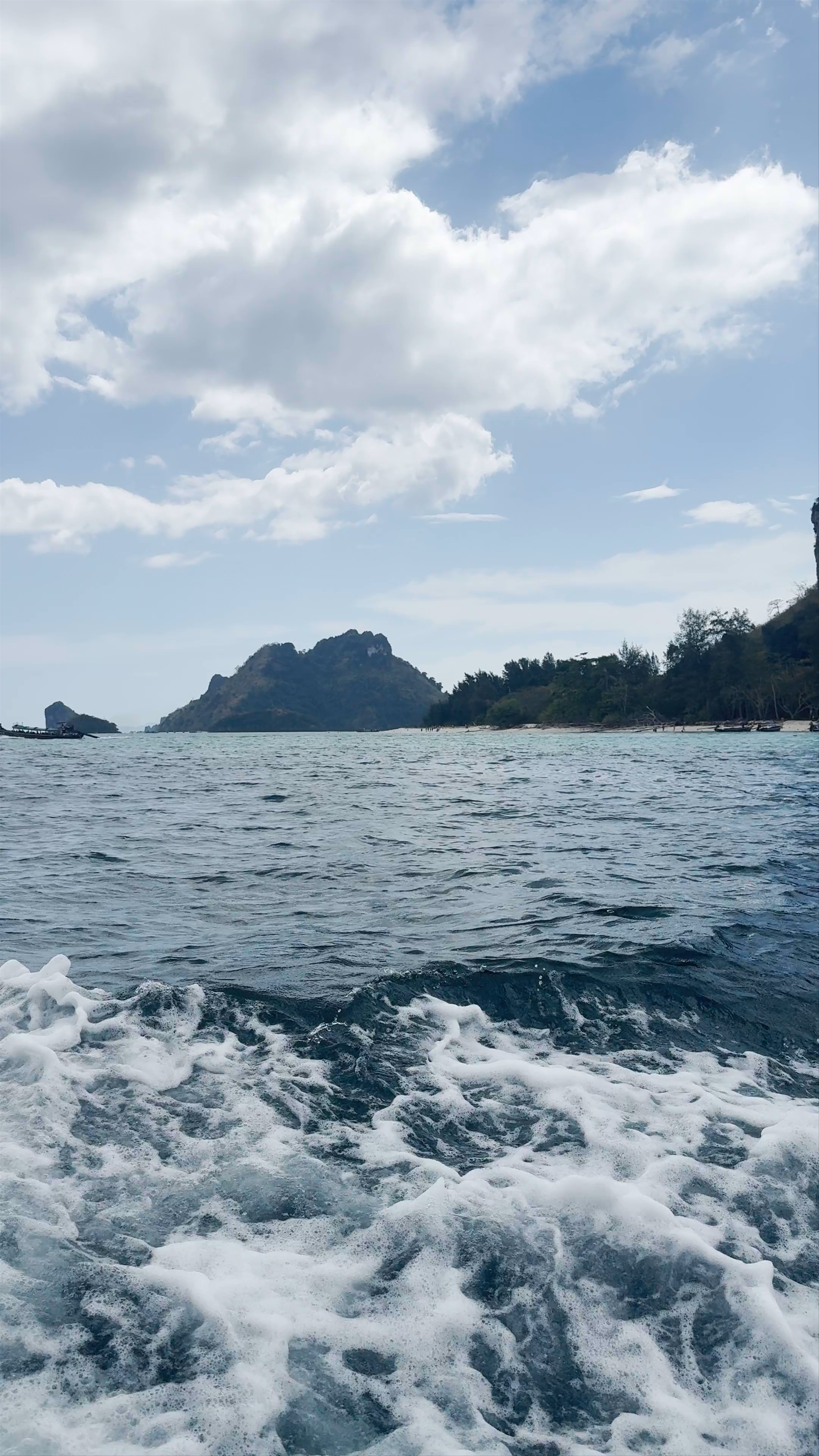 Ko Poda Island Adventure: Crystal Waters and Dramatic Cliffs in Krabi, Thailand