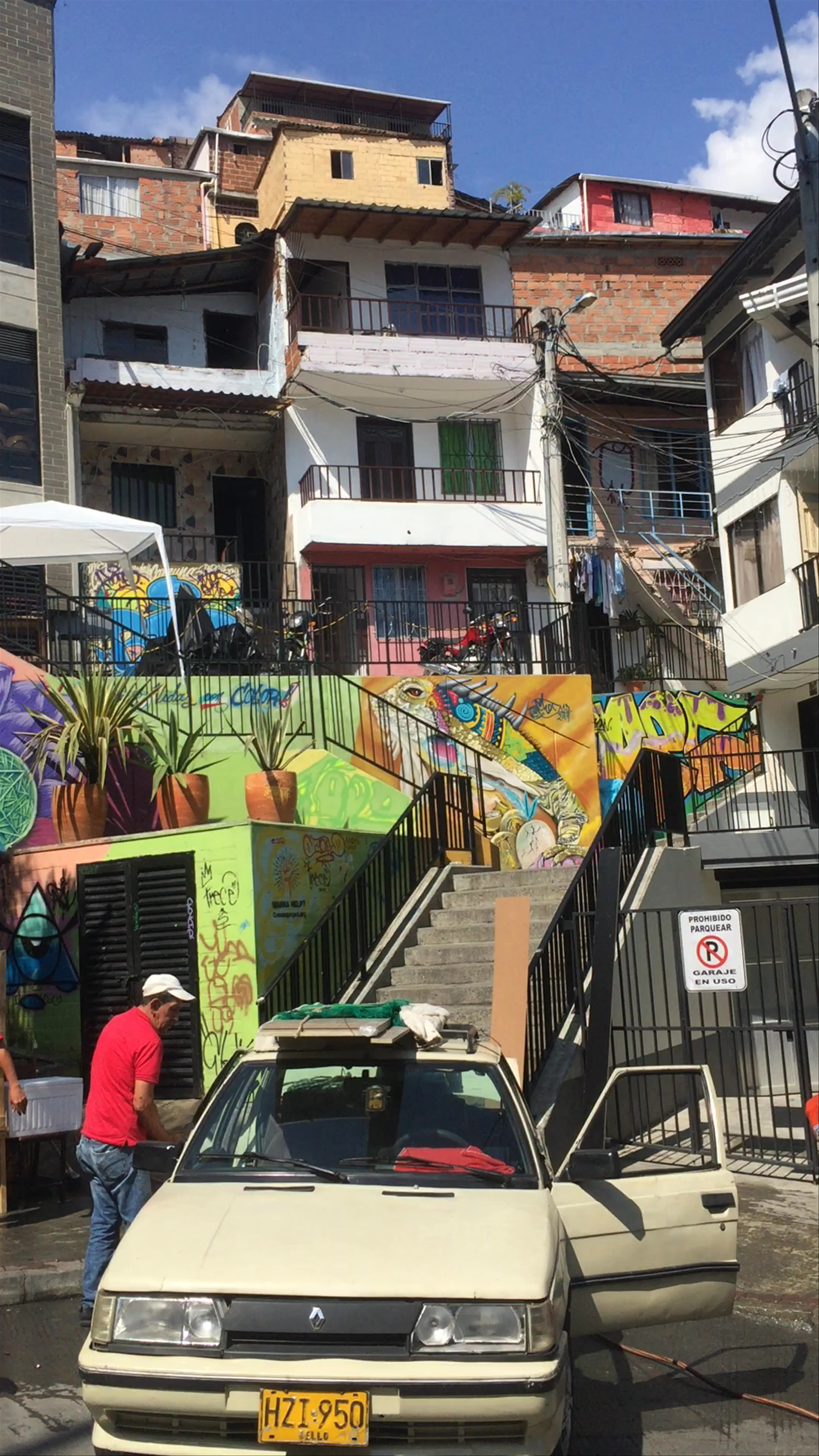 Comuna 13 Graffiti Tour in Medellín: Vibrant Street Art Experience