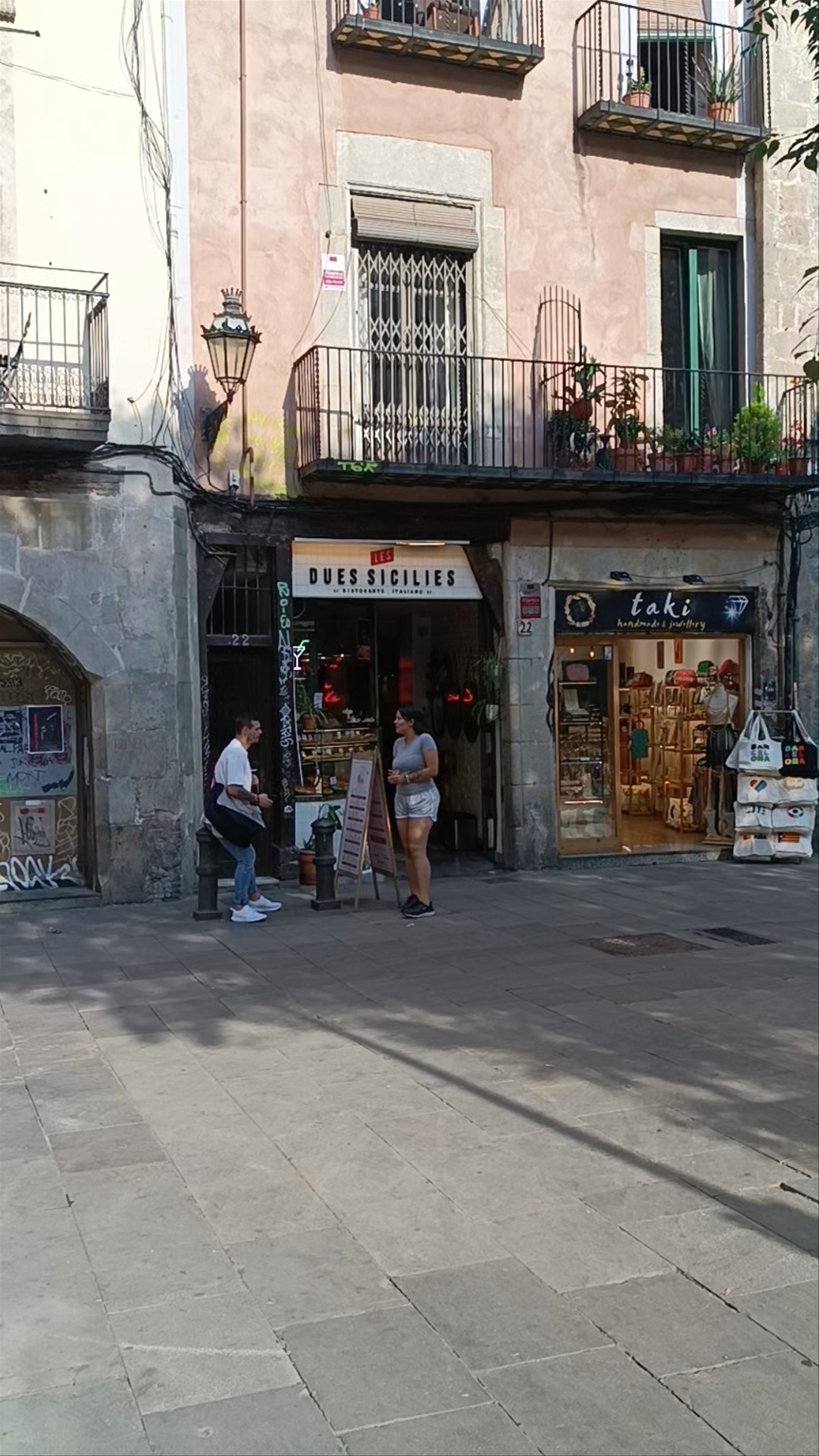 Les dues Sicílies & Carrer dels Carders: A Serene Afternoon in Barcelona's Historic Quarter