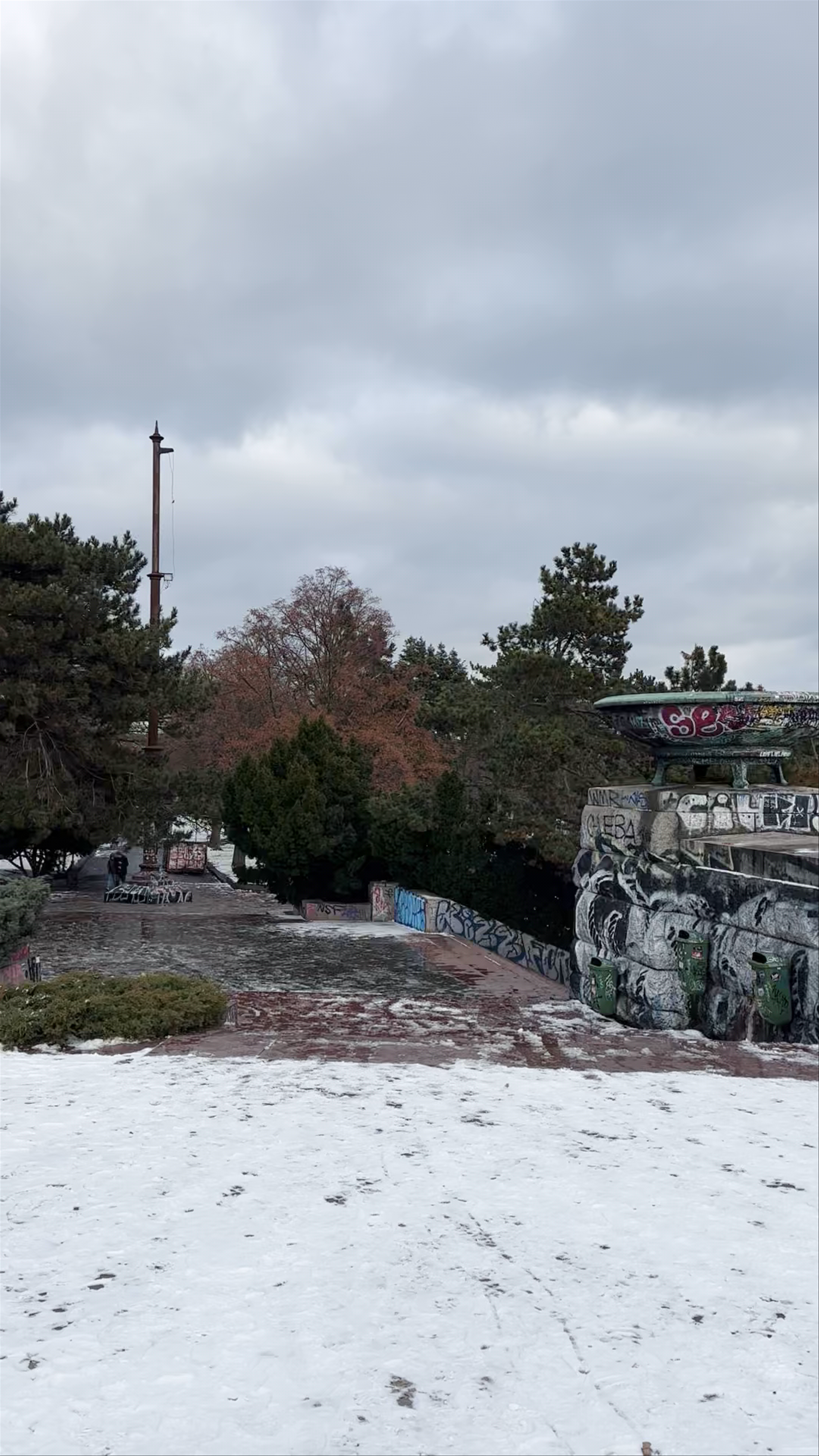 Metrónomo de Praga: Winter Walk by the Historic Prague Metronome