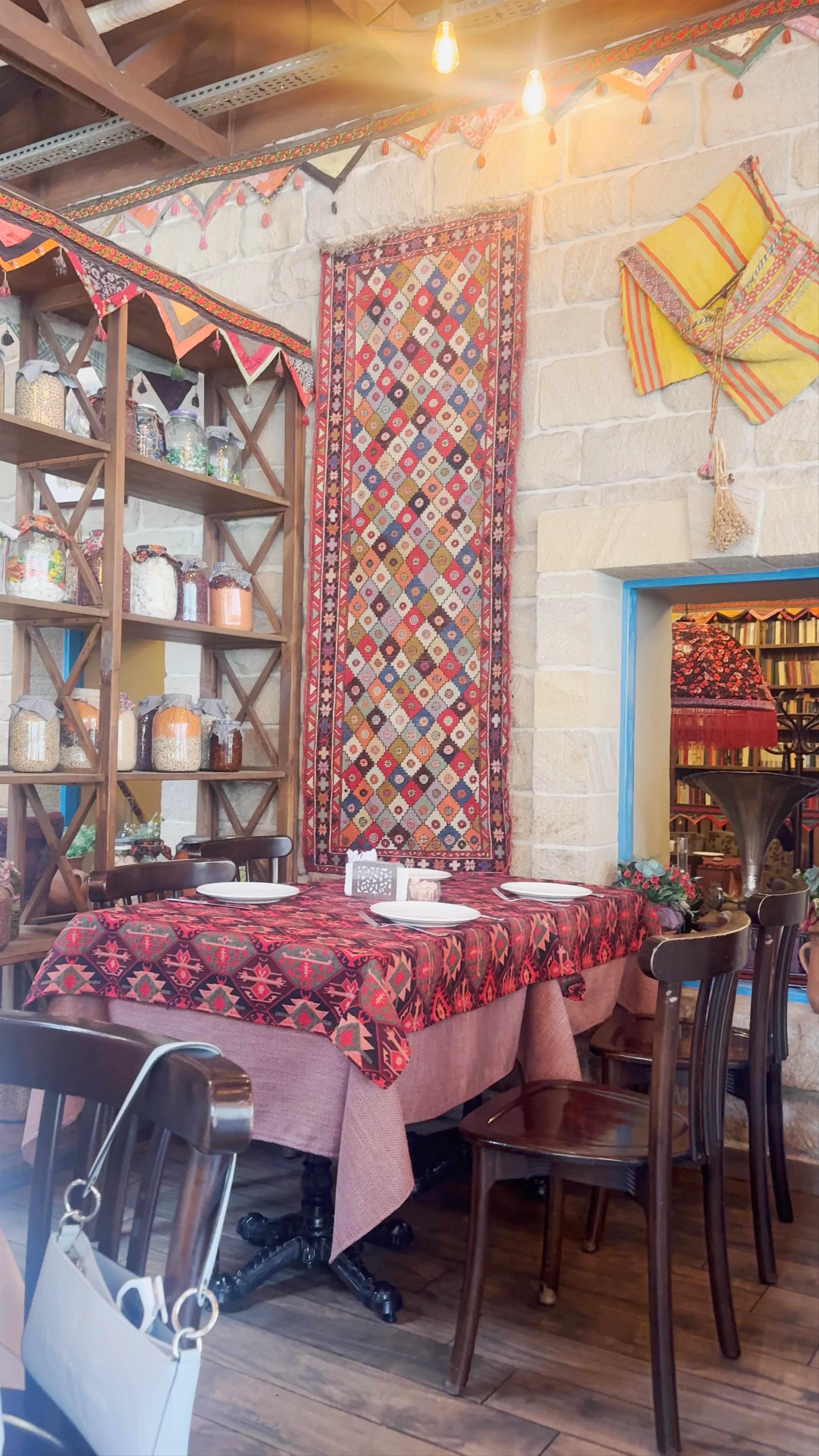 Qaynana Restaurant, Kichik Qala