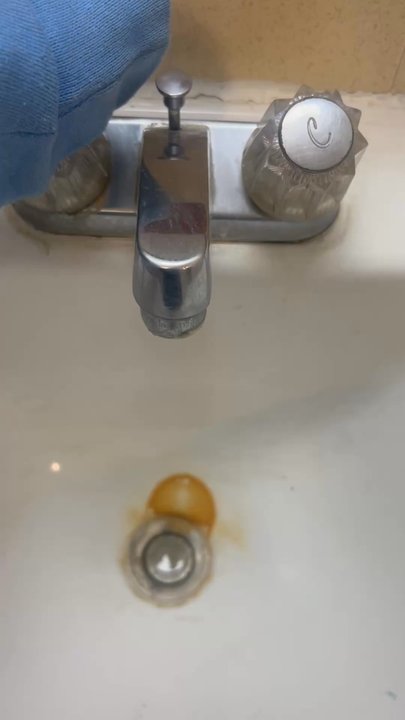 Santa Fe Motel - Brown nasty water - Hotels Near Me - Tehachapi, California