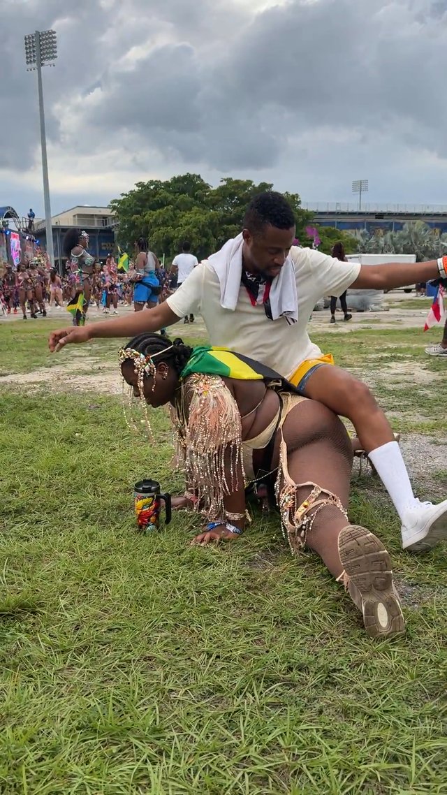 SHE GETTING IT DOWN ON THE GROUND.............