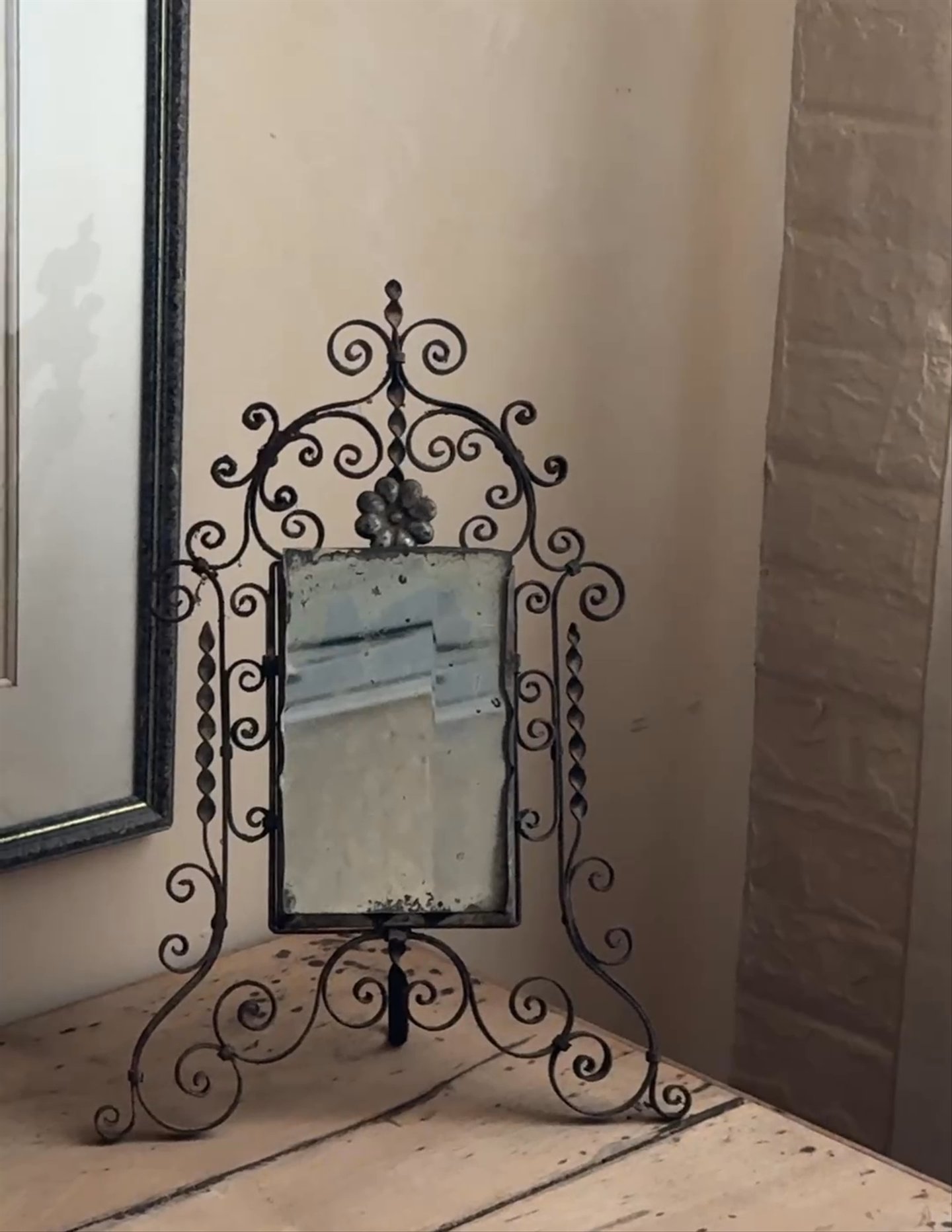 Scroll Mirror