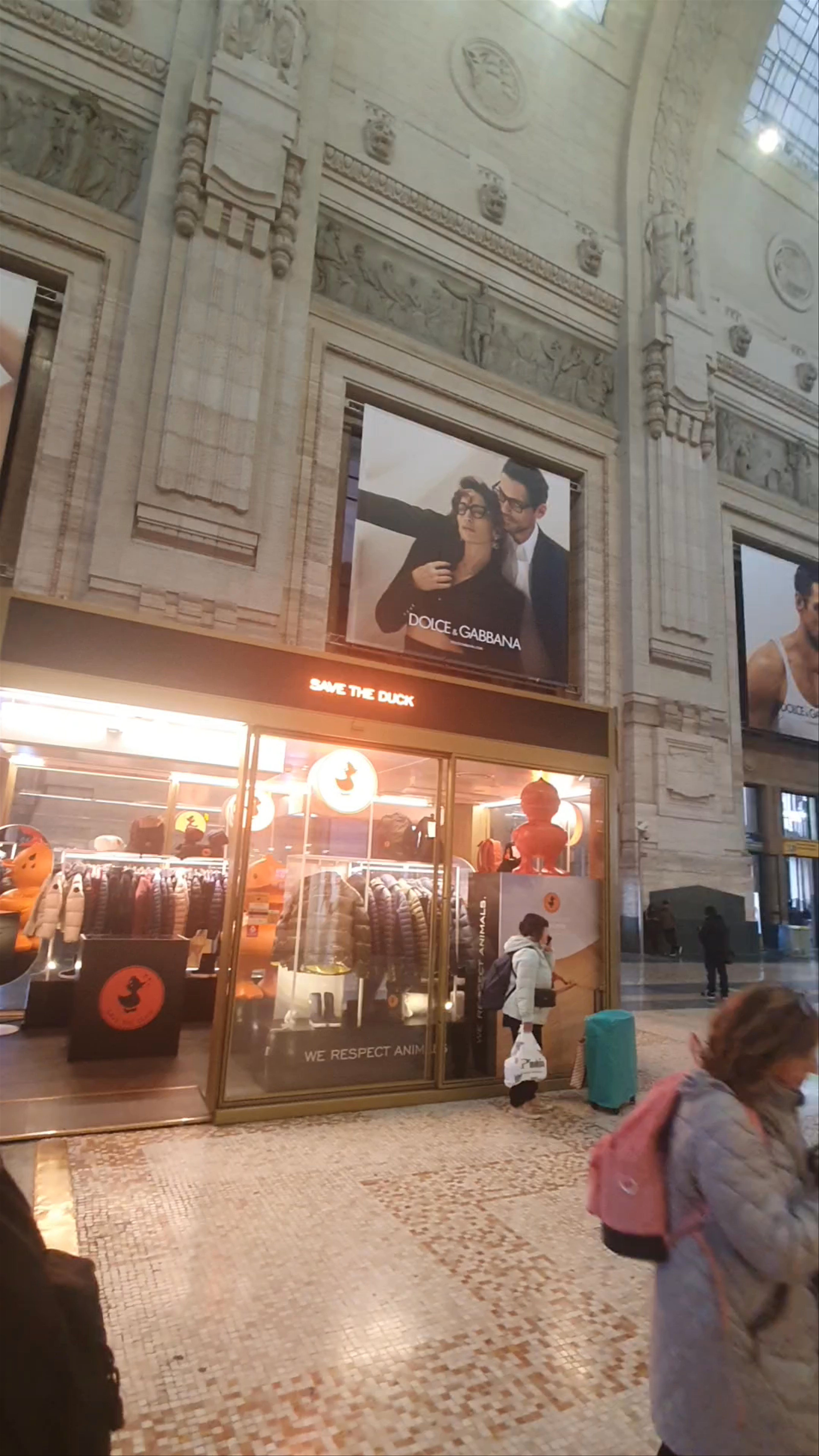 Milan Centrale Station: Architectural Grandeur and Urban Buzz
